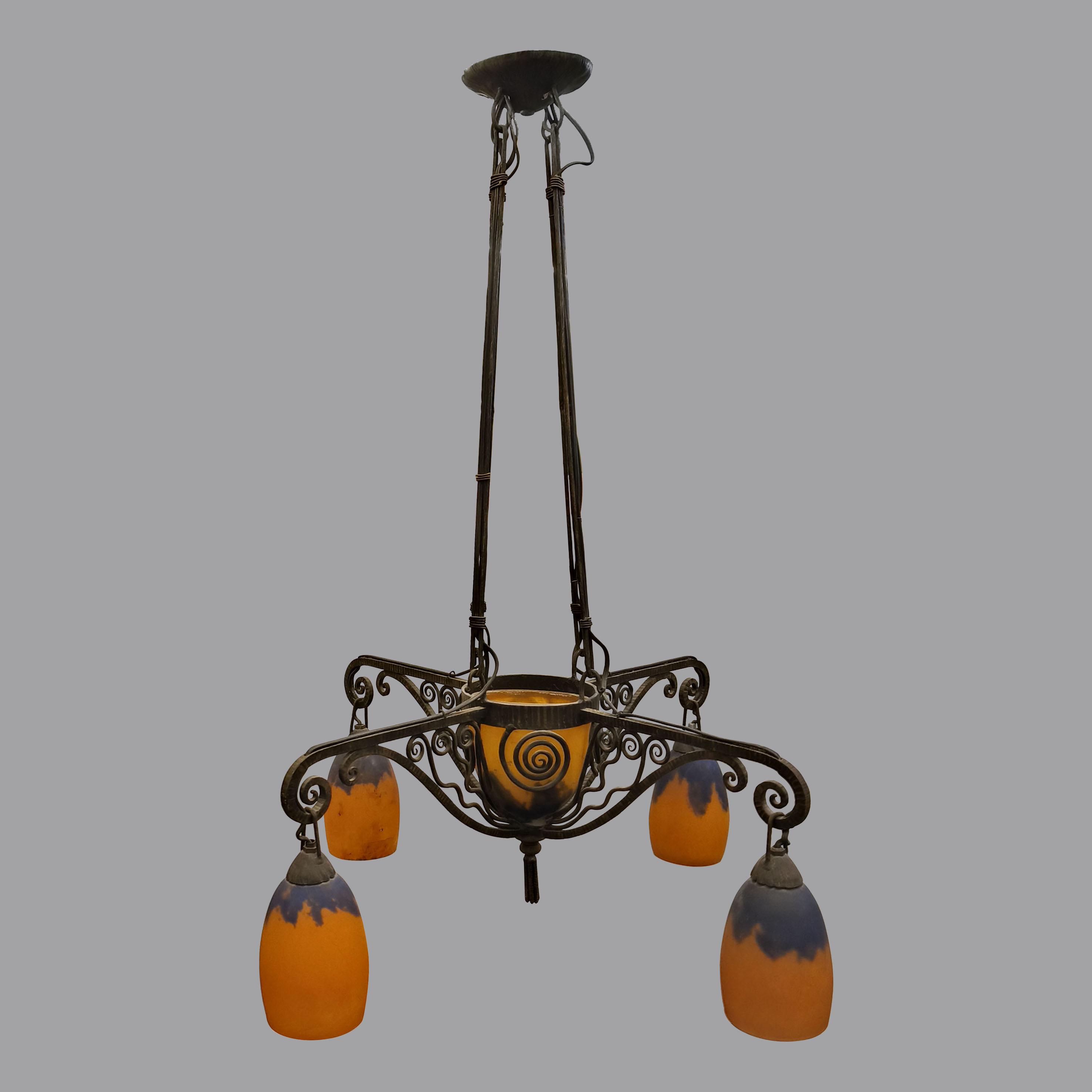 Daum Nancy. Lámpara de techo para 5 luces en hierro forjado y cristal de camafeo
