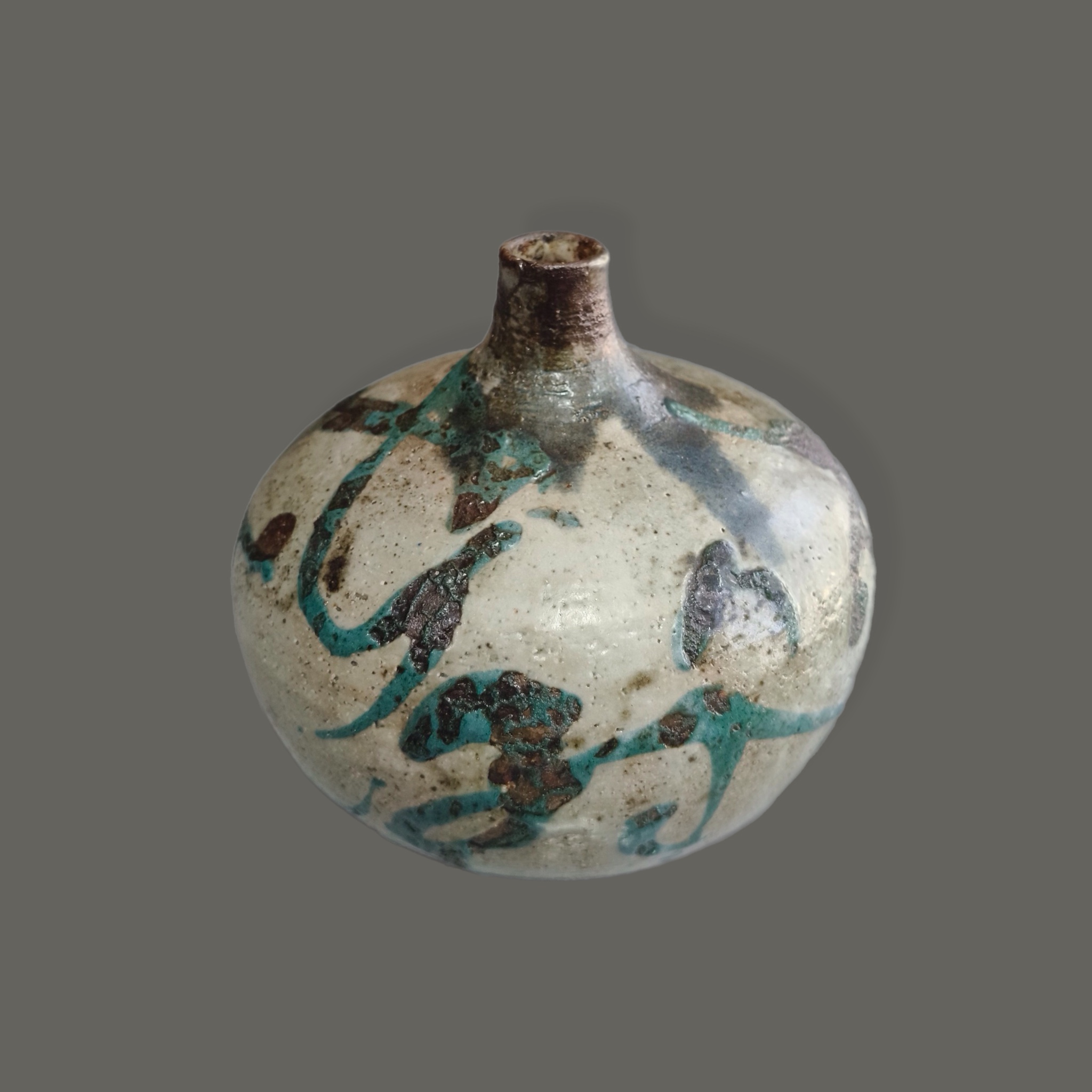 Florero abombado de cerámica gris, verde y negro