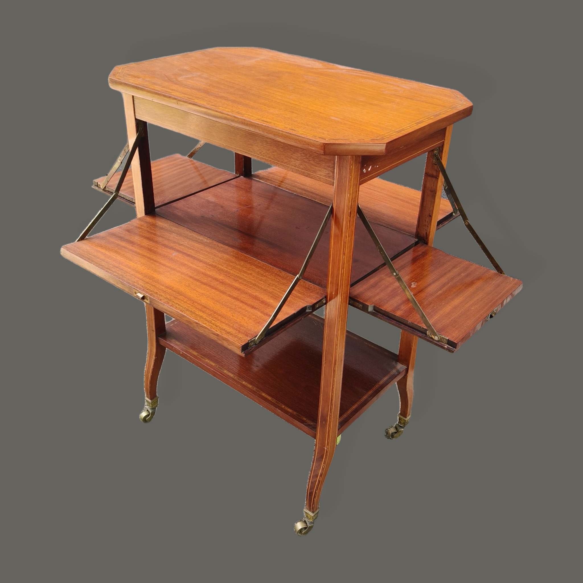 Mesa de servicio estilo Inglés en cedro rojo con marquetería