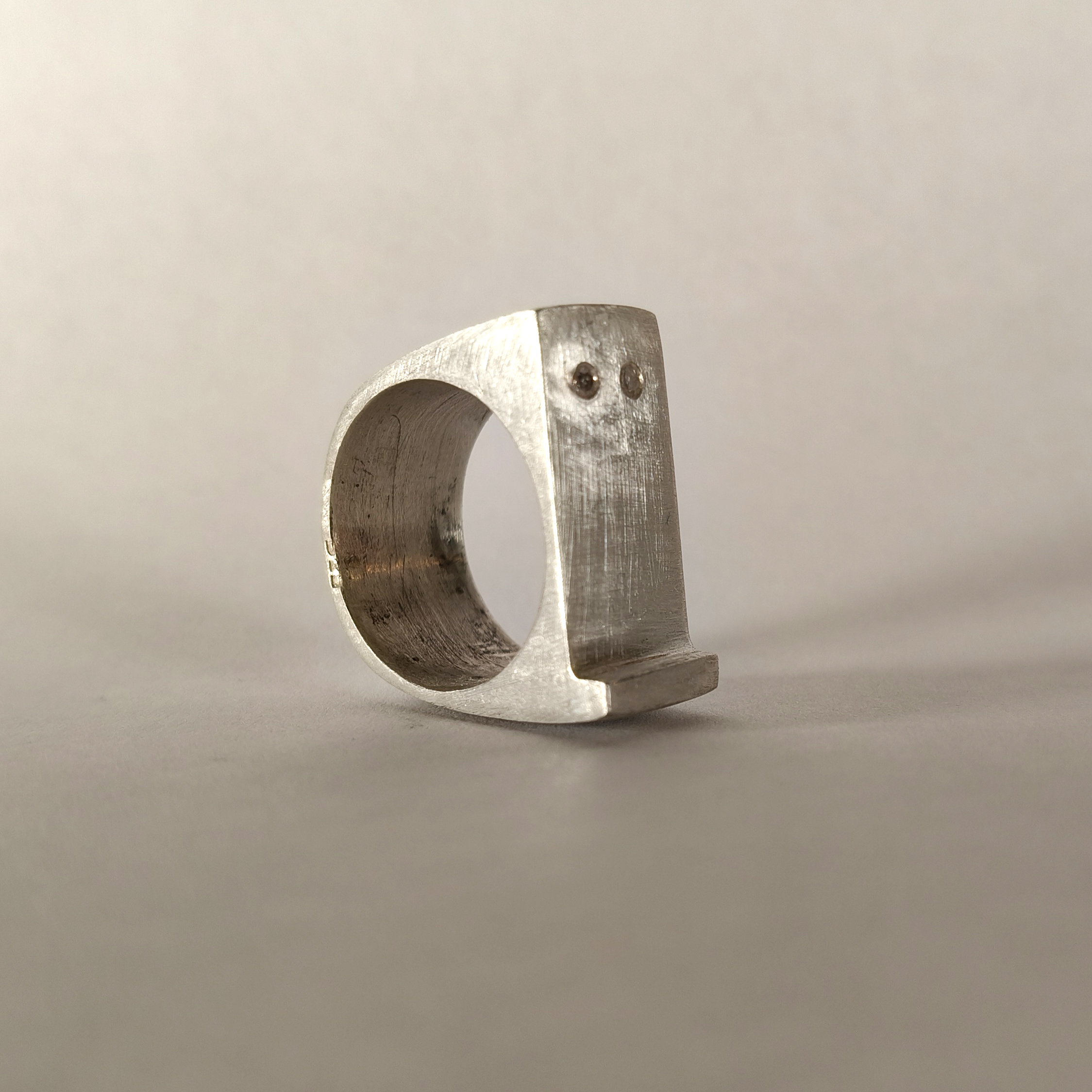 María José de Simón. Anillo con 2 diamantes en plata .925