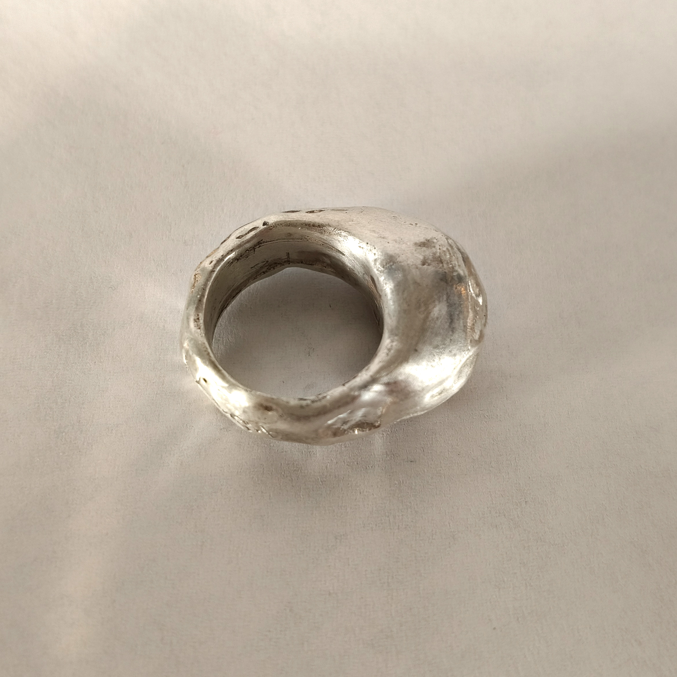 María José de Simón. Anillo abombado y martillado en plata .925