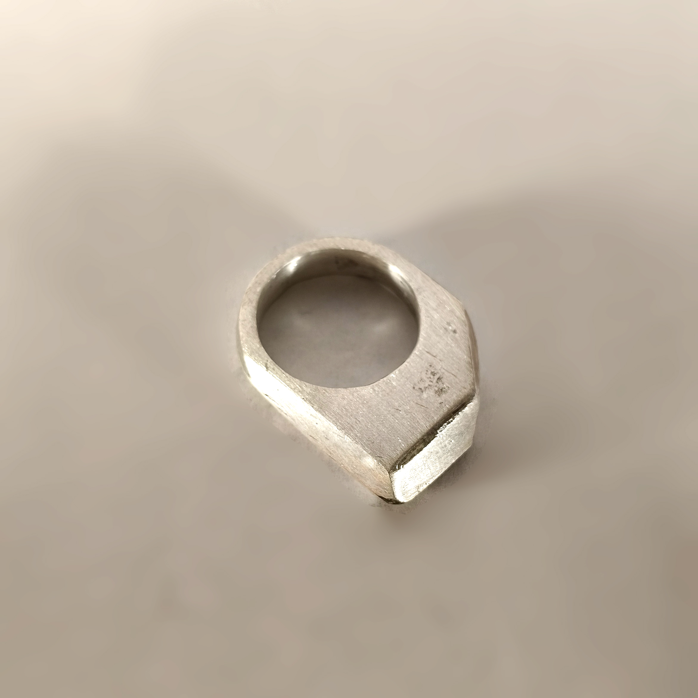 María José de Simón. Anillo facetado en plata .925