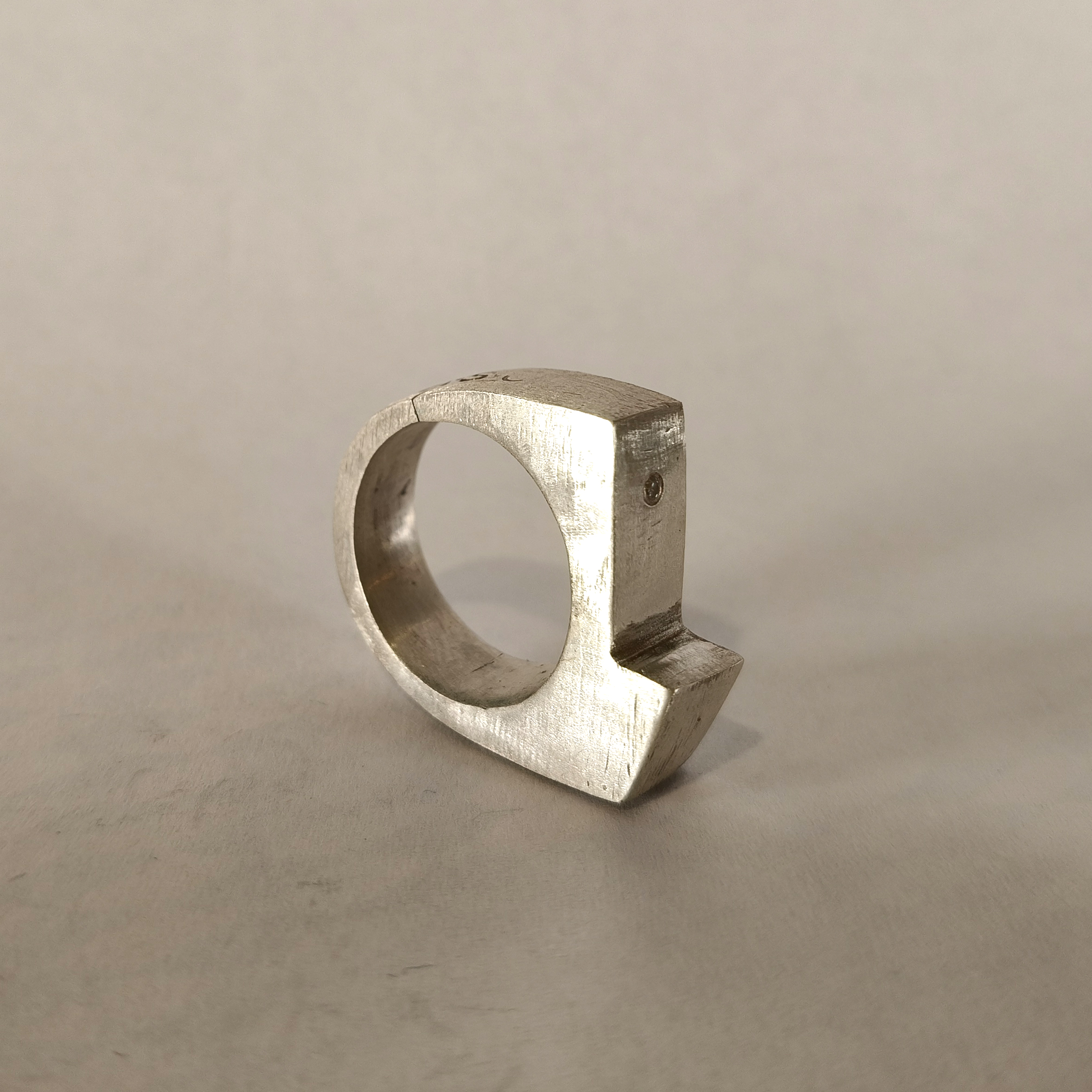 María José de Simón. Anillo con diamante en plata .925