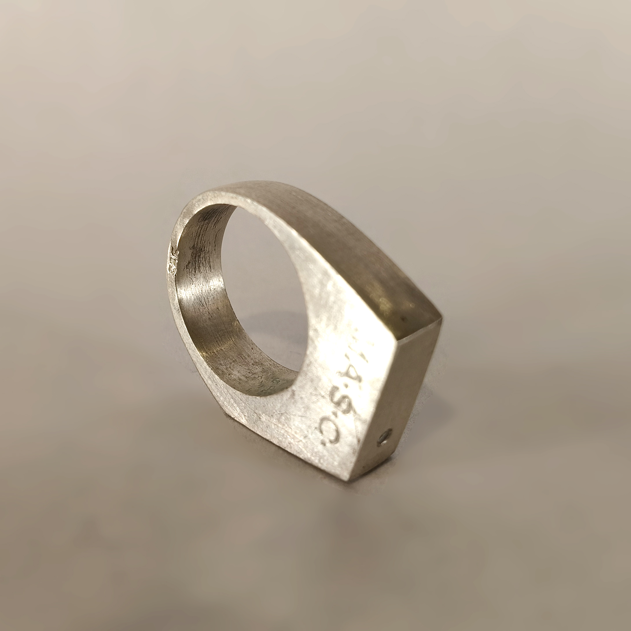 María José de Simón. Anillo con diamante en plata .925