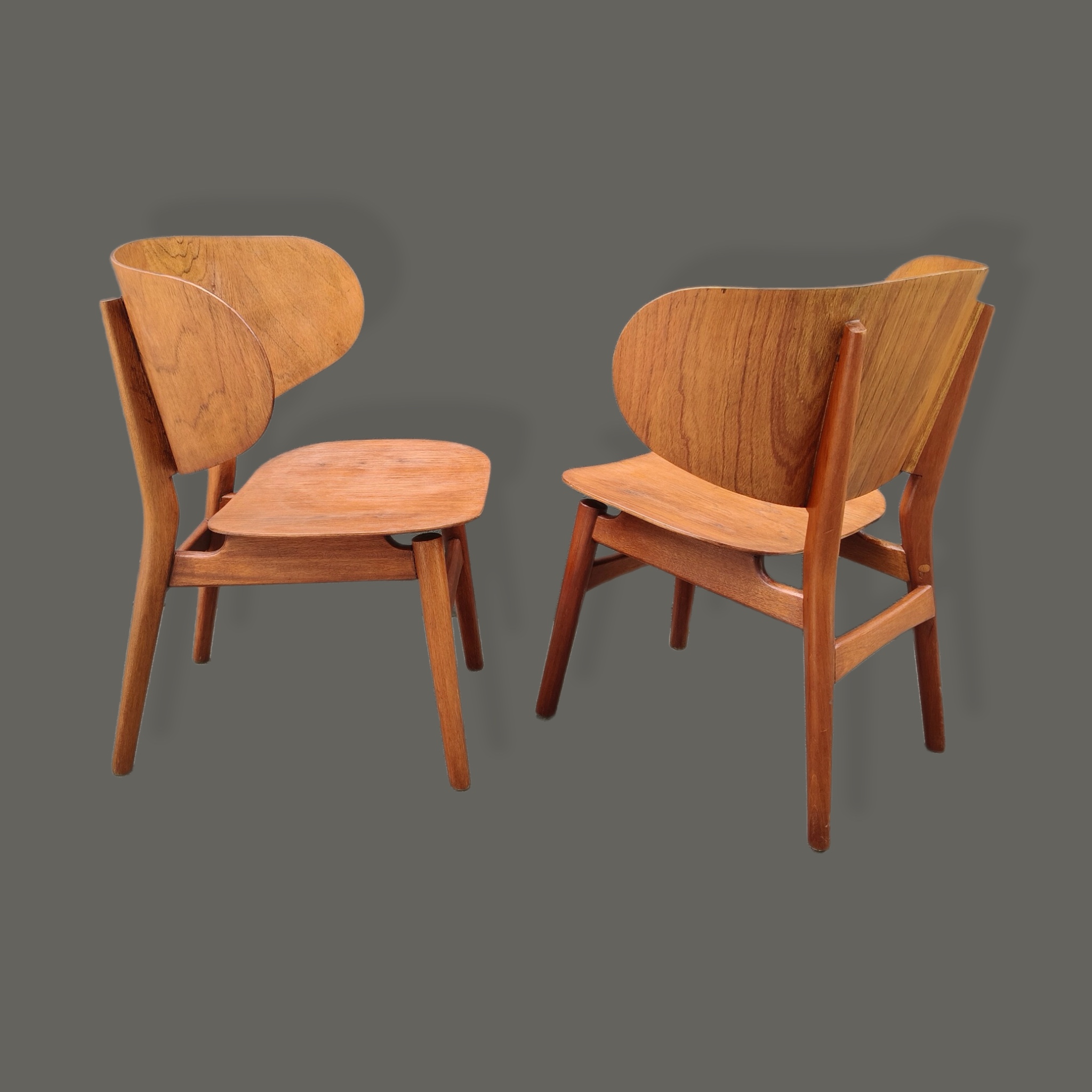 Par de sillas tipo Hans Wegner en madera contrachapada de caoba