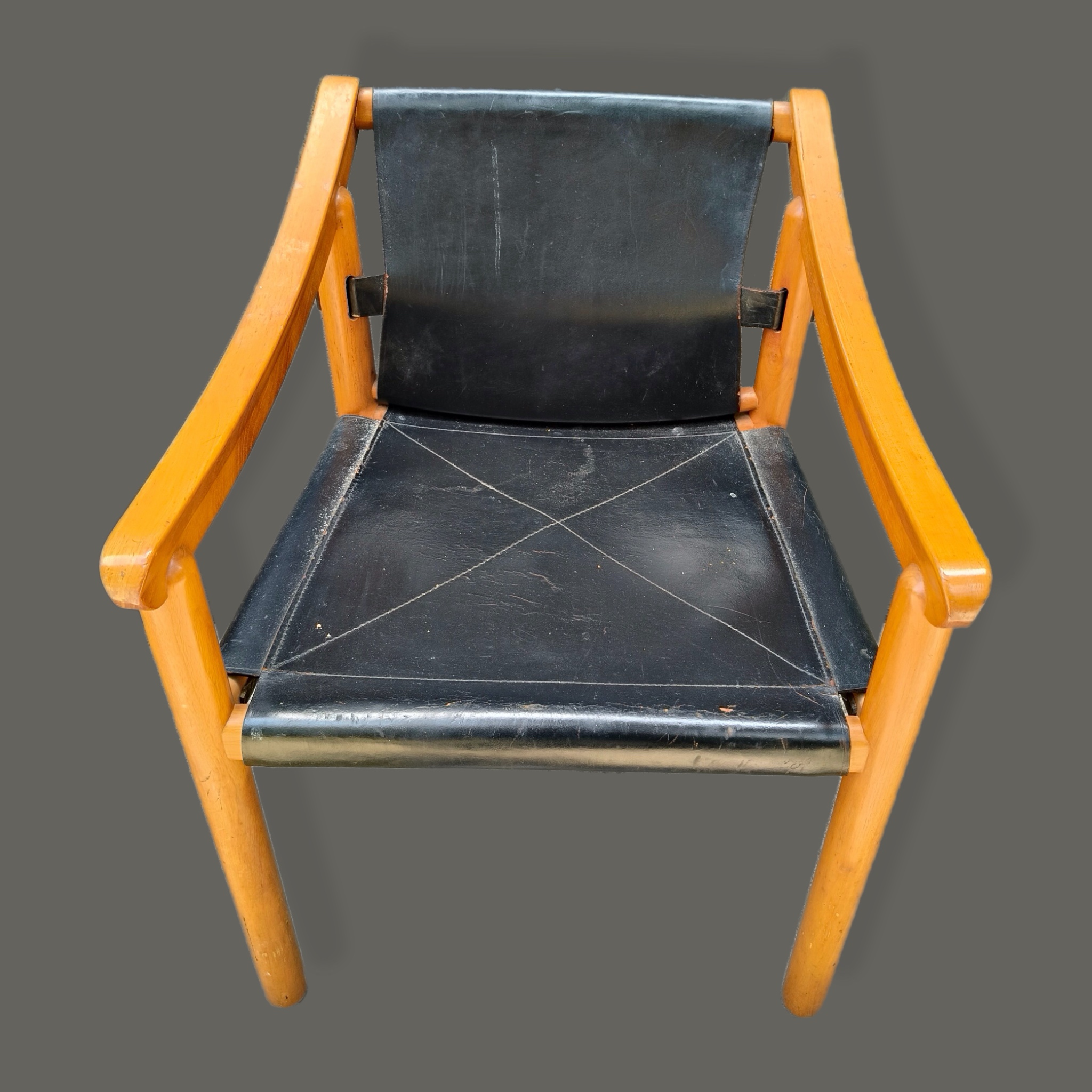 Vico Magistretti. Silla modelo 905 en fresno y piel negra