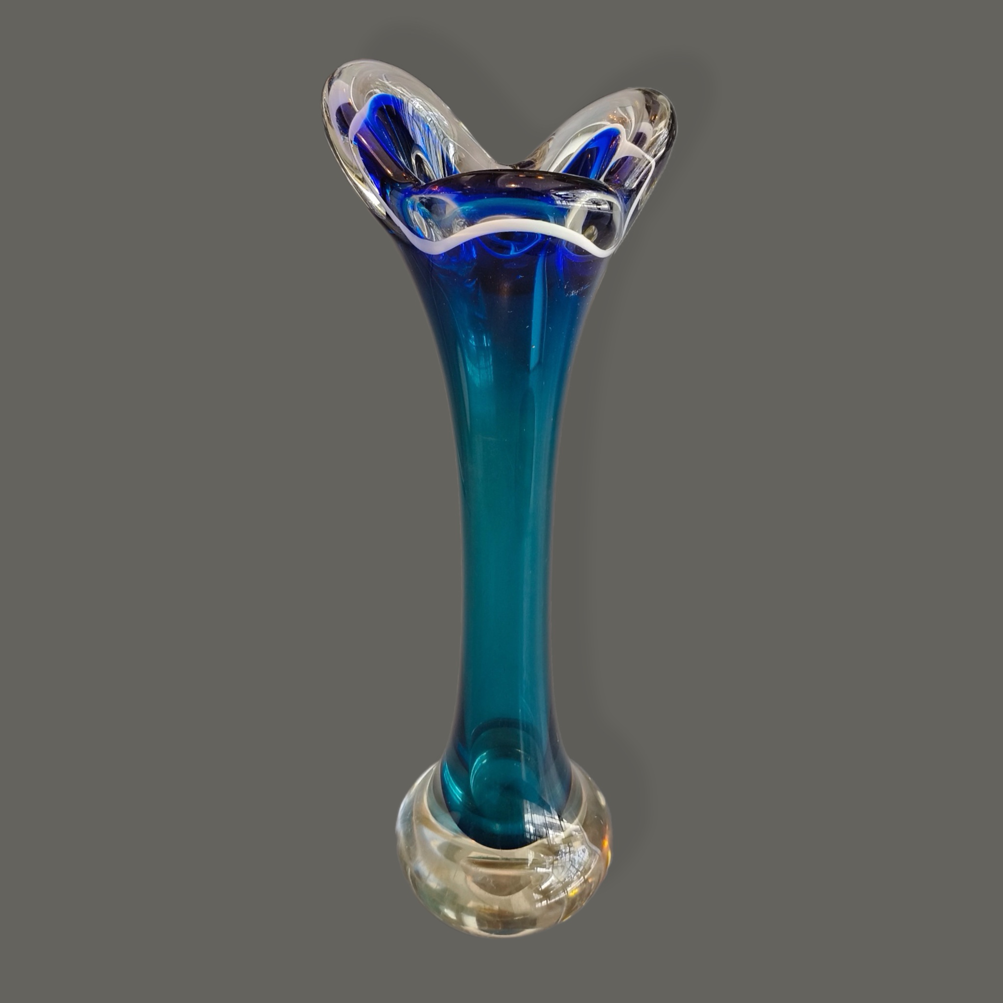 Paul Kedelv para Flysgfors. Florero Coquille en cristal azul