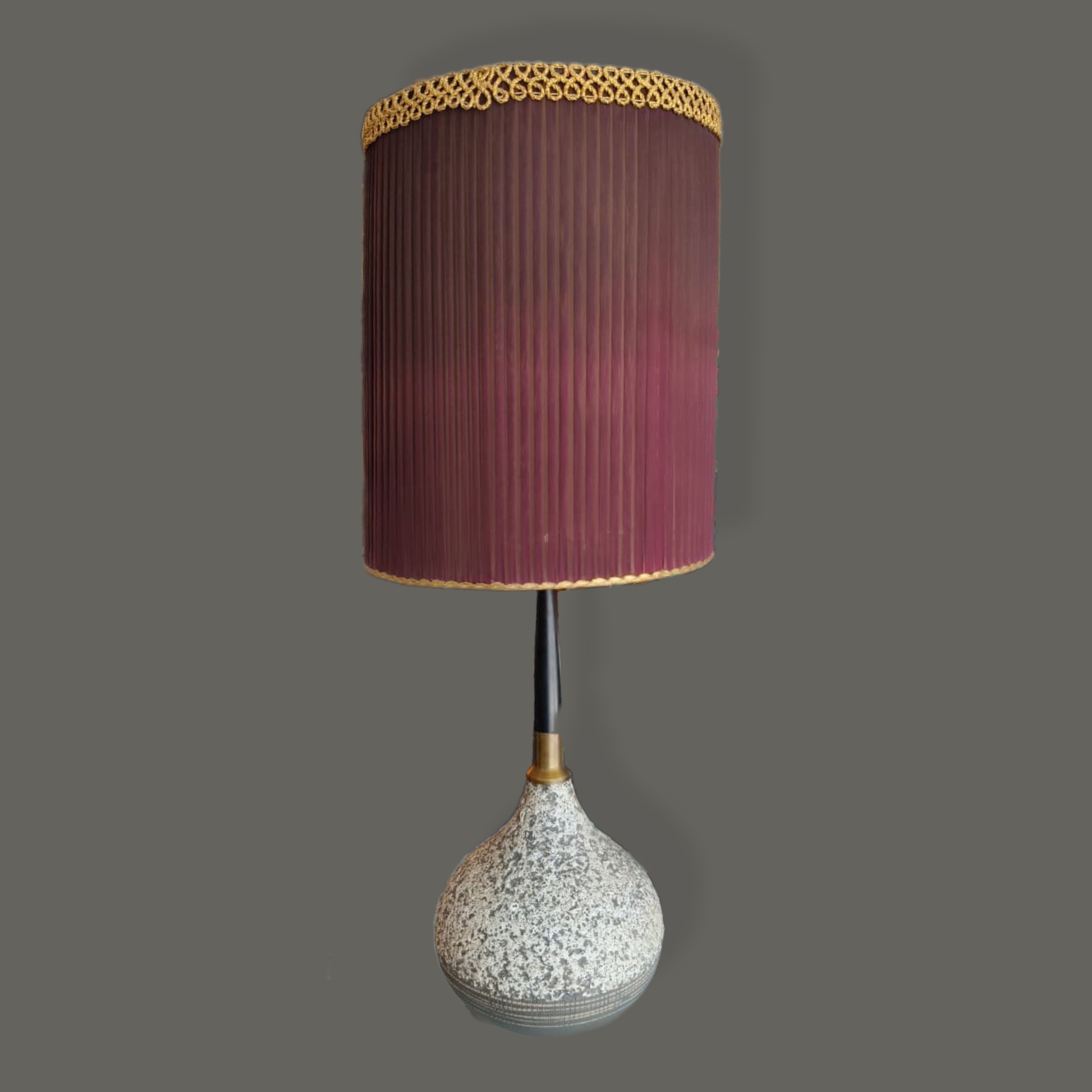 Lámpara de mesa en ceramica gris