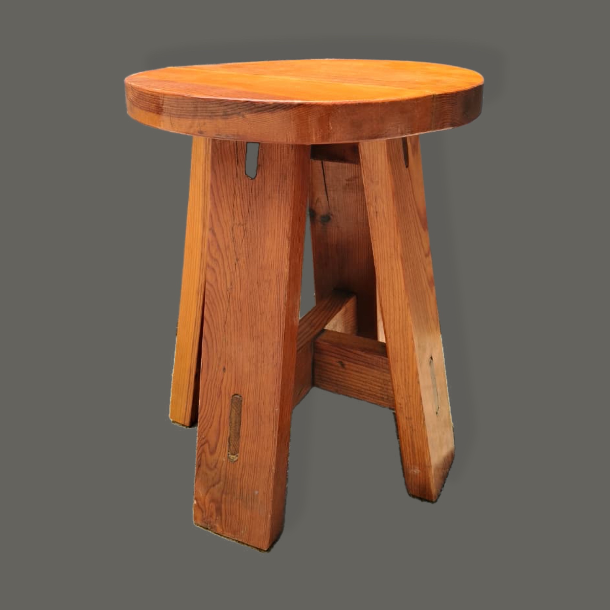 Mesa lateral en cedro rojo