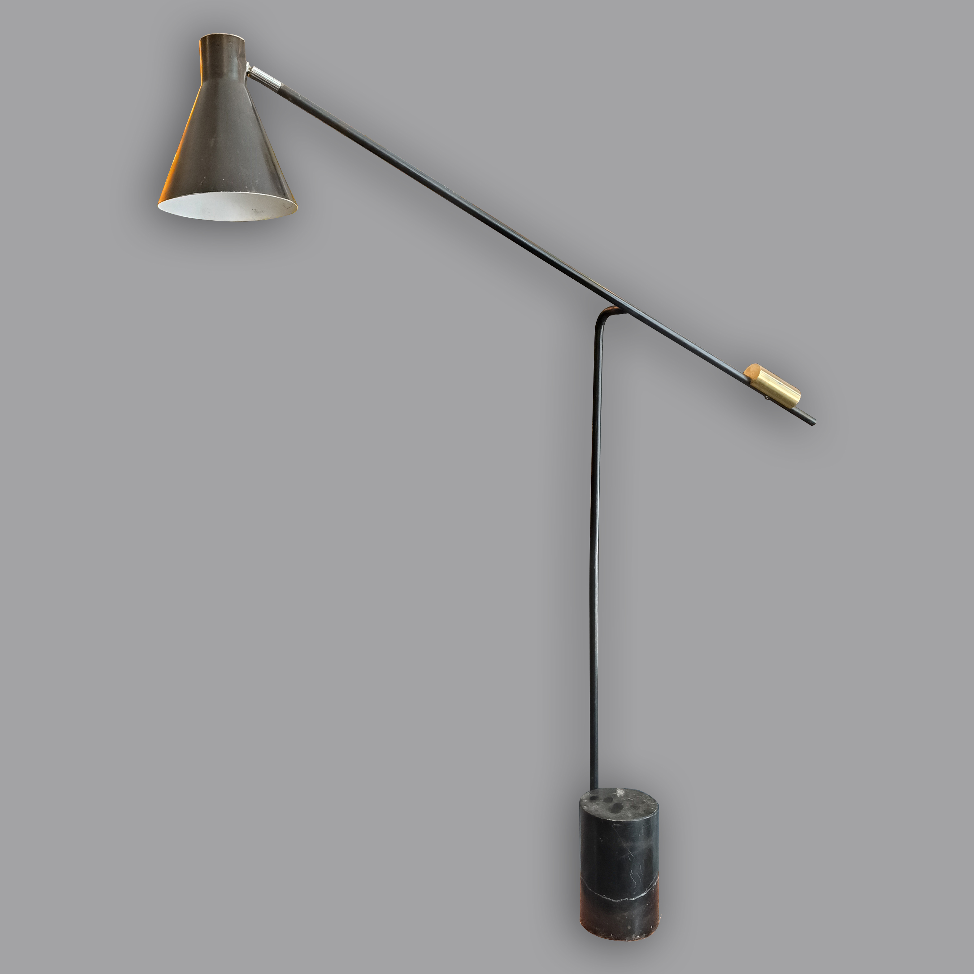 Lámpara de pie estilo Italiano en metal negro y mármol