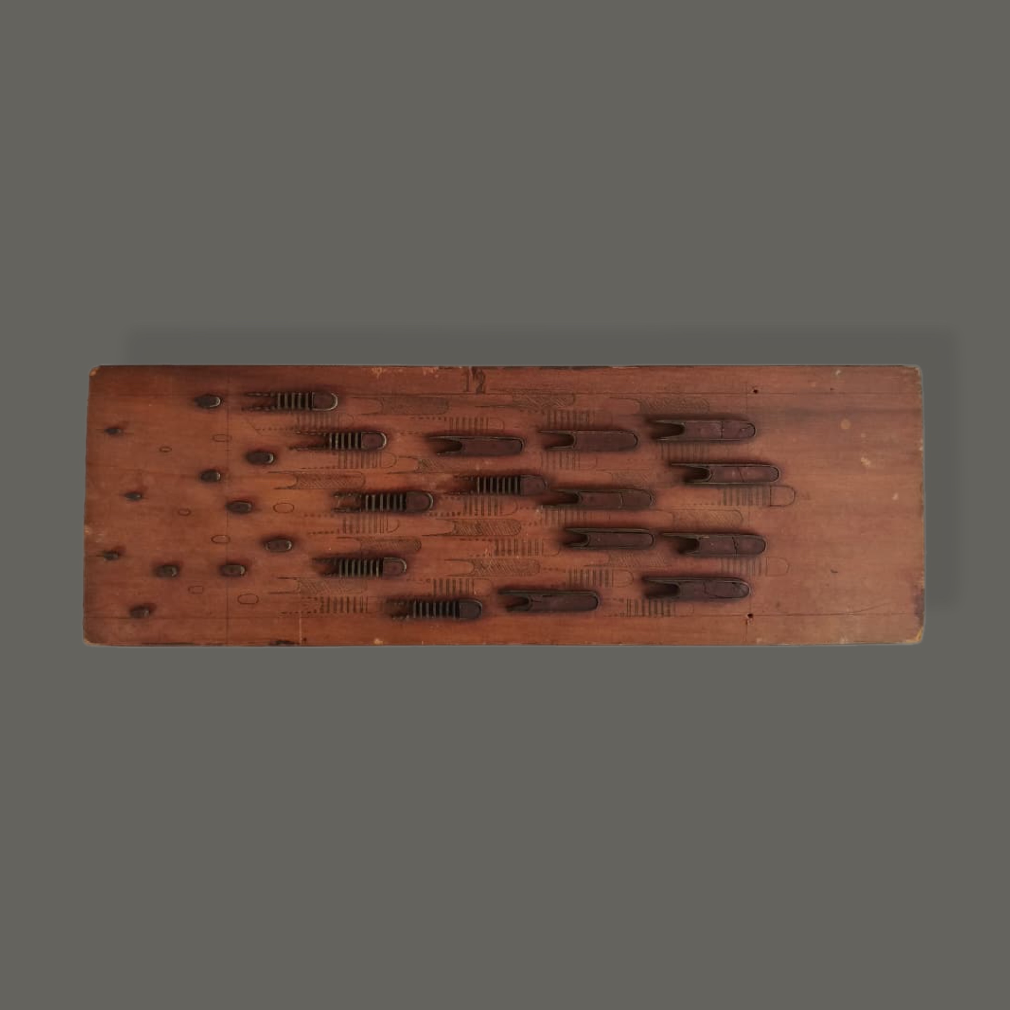Anónimo. Ensamblaje en madera y metal con diseño de "peces"