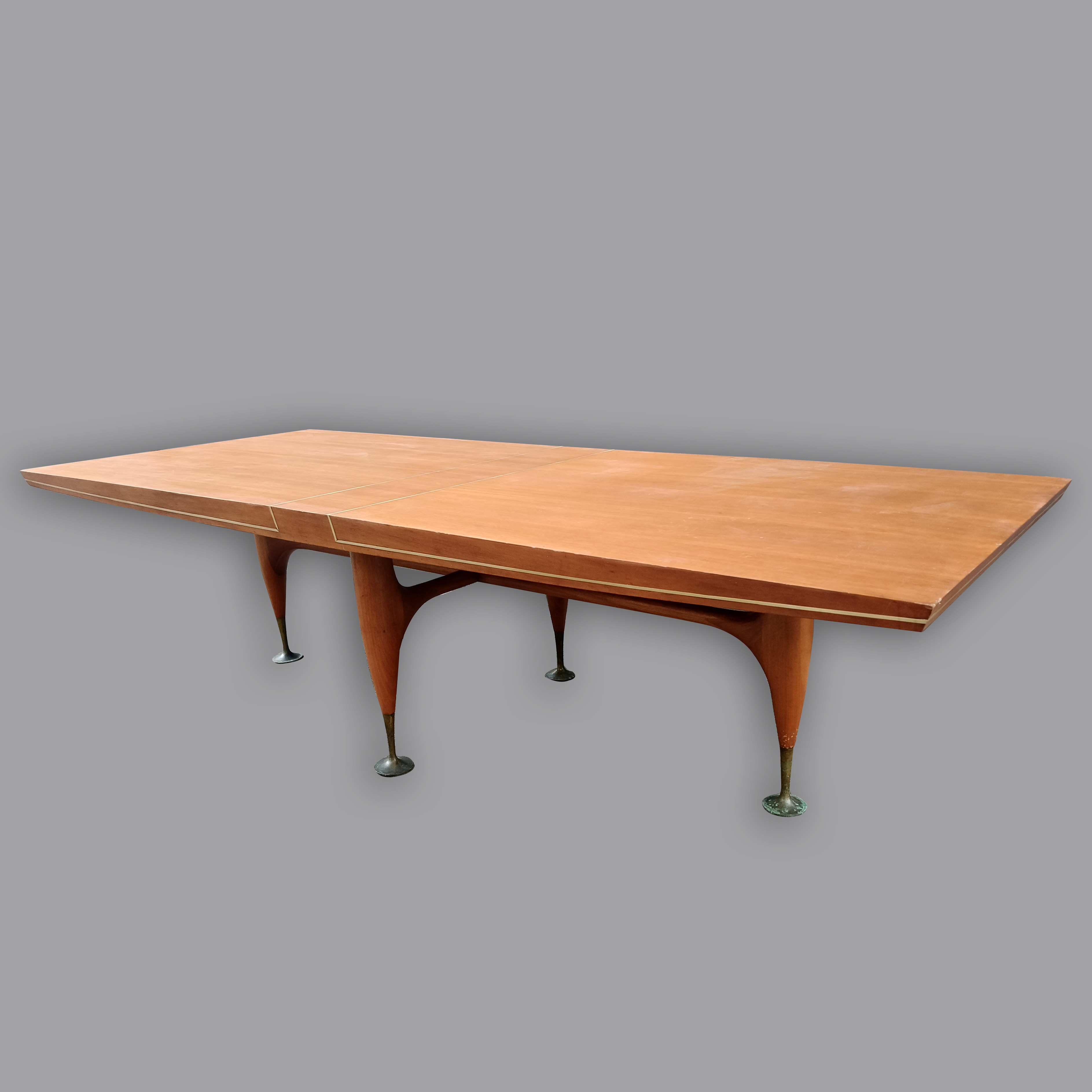 Eugenio Escudero. Mesa de comedor en caoba con filos de latón