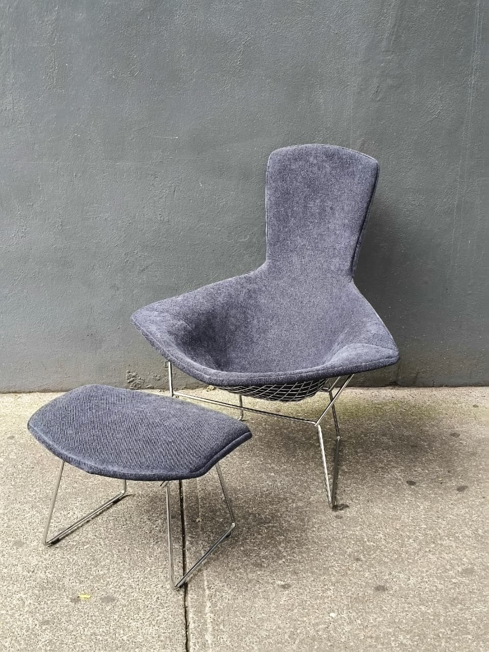 Harry Bertoia para Knoll. Silla Bird en metal cromado y tapicería azul con taburete