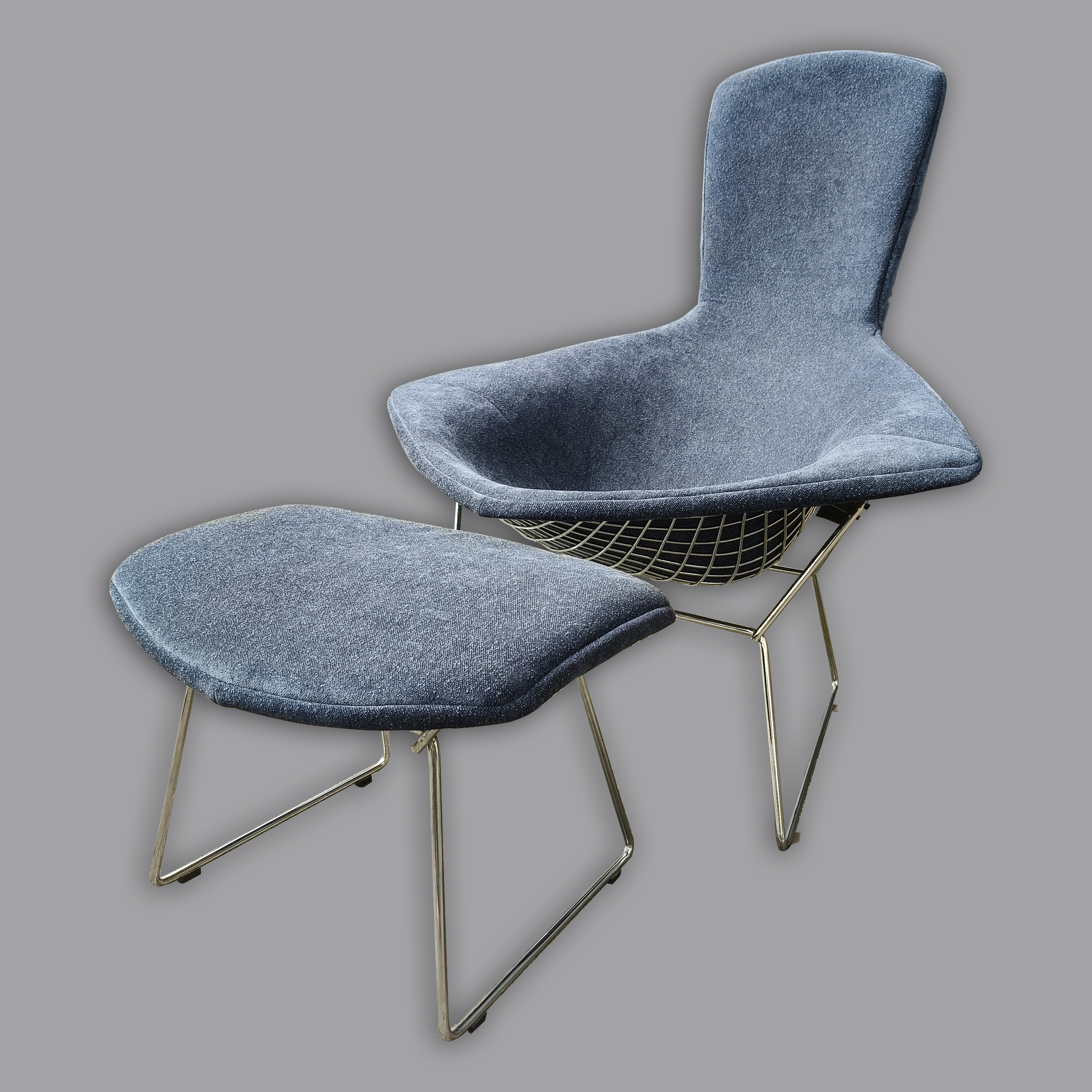 Harry Bertoia para Knoll. Silla Bird en metal cromado y tapicería azul con taburete