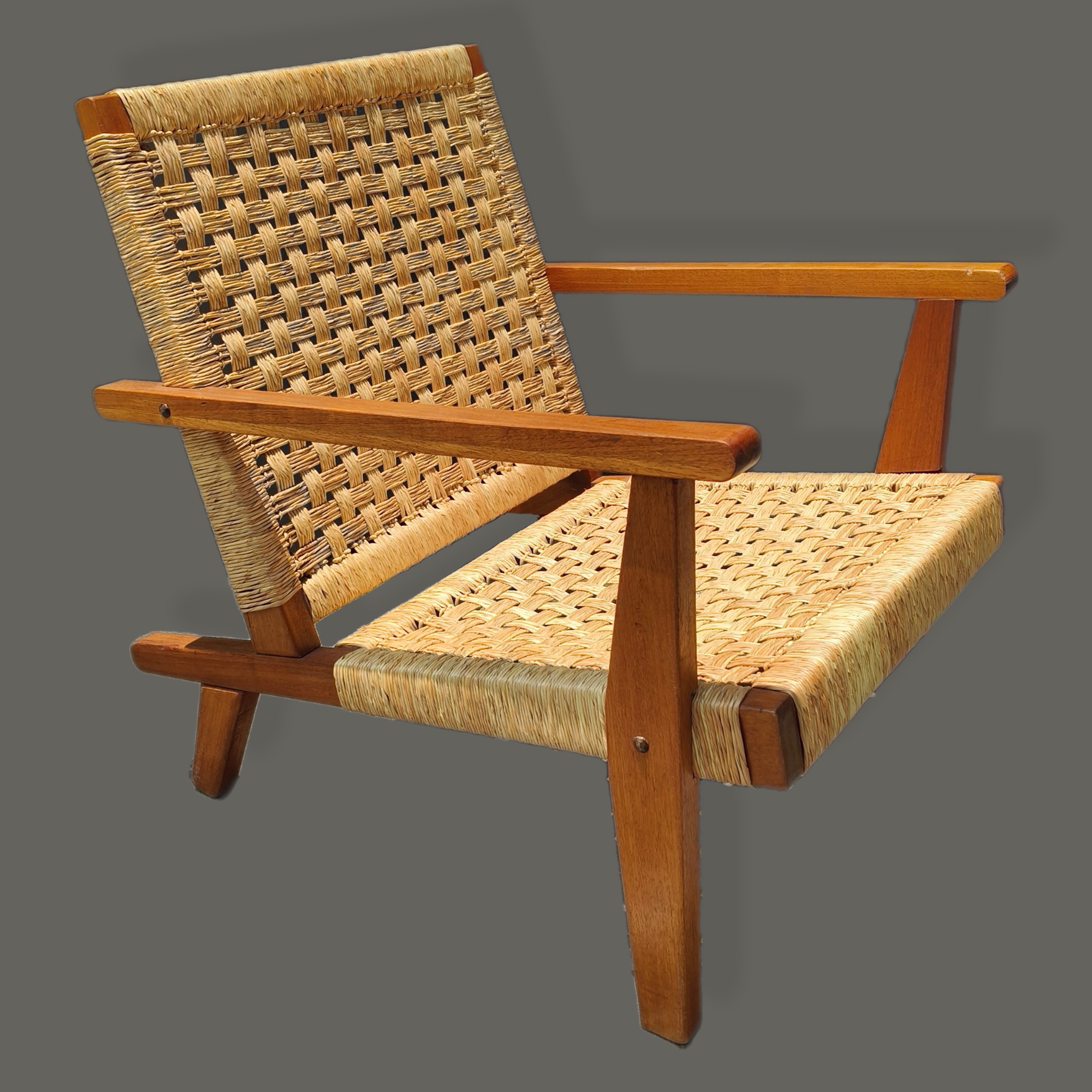 Silla lounge estilo Porset en madera y mimbre tejido