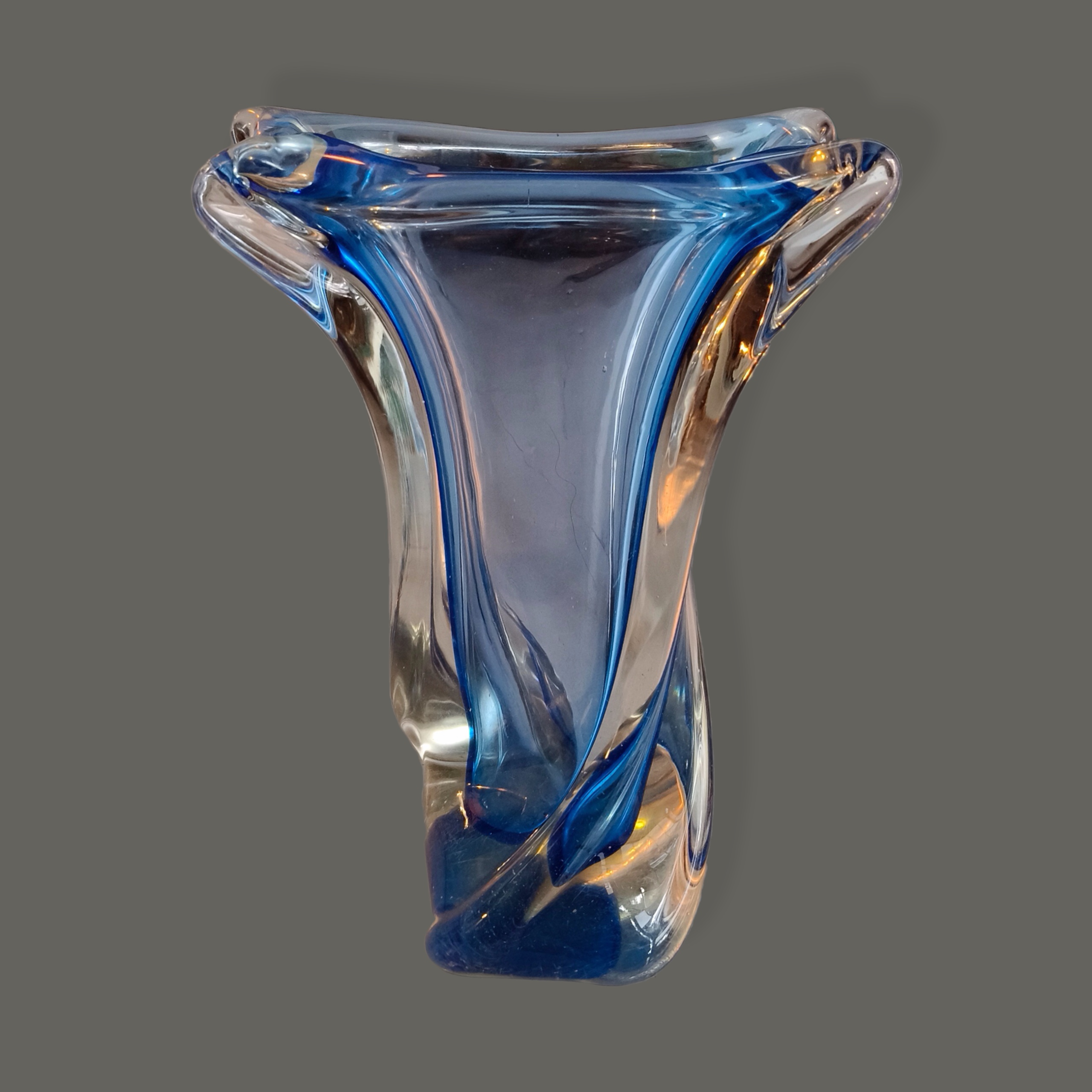 Florero de diseño orgánico en cristal azul