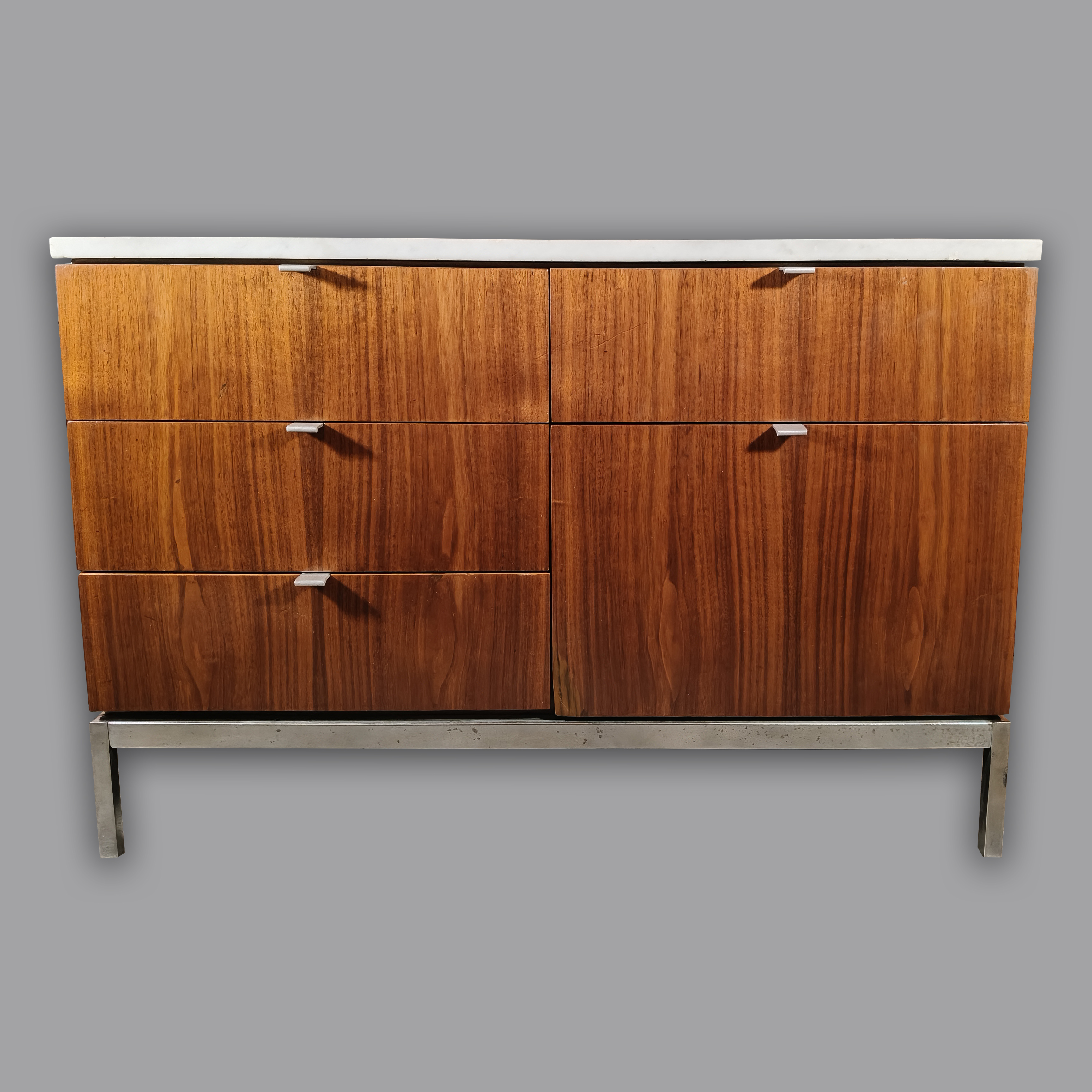 Florence Knoll para Knoll. Credenza modelo 2542M en nogal, mármol blanco y metal cromado