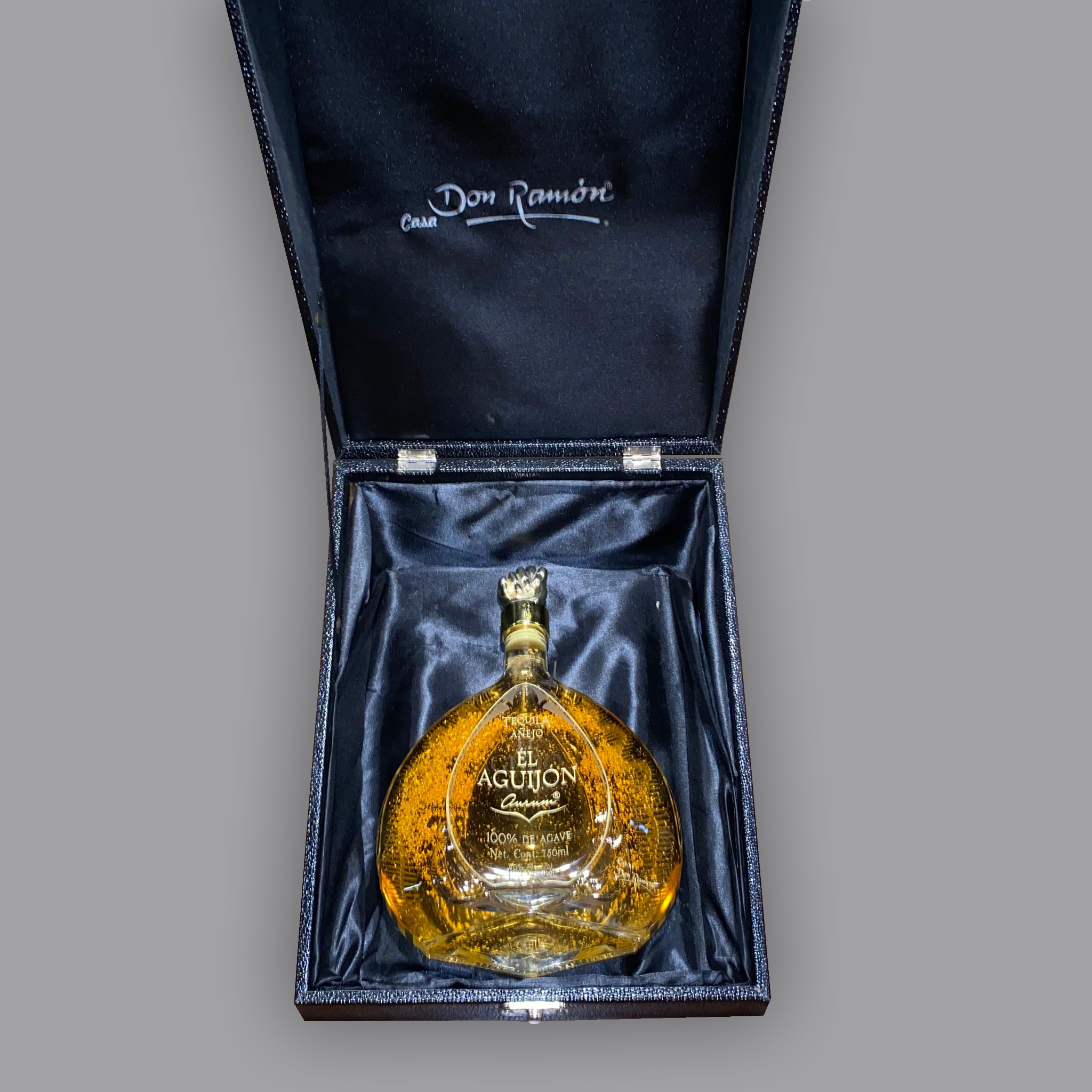 El Aguijón. Tequila Añejo. Botella de Pedro Friedeberg