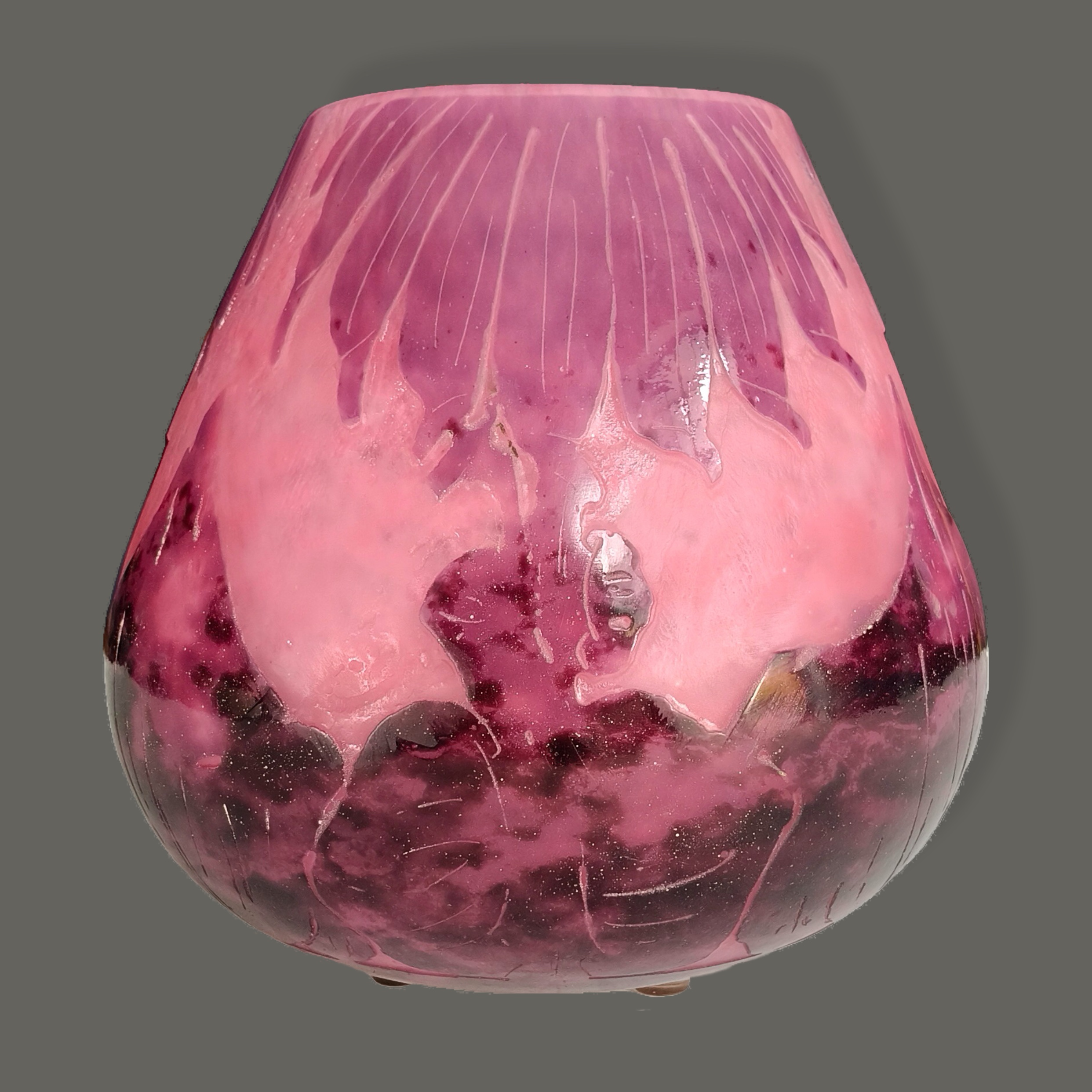 Charles Schneider para Le Verre Français. Florero en cristal de camafeo rosa modelo Dalias