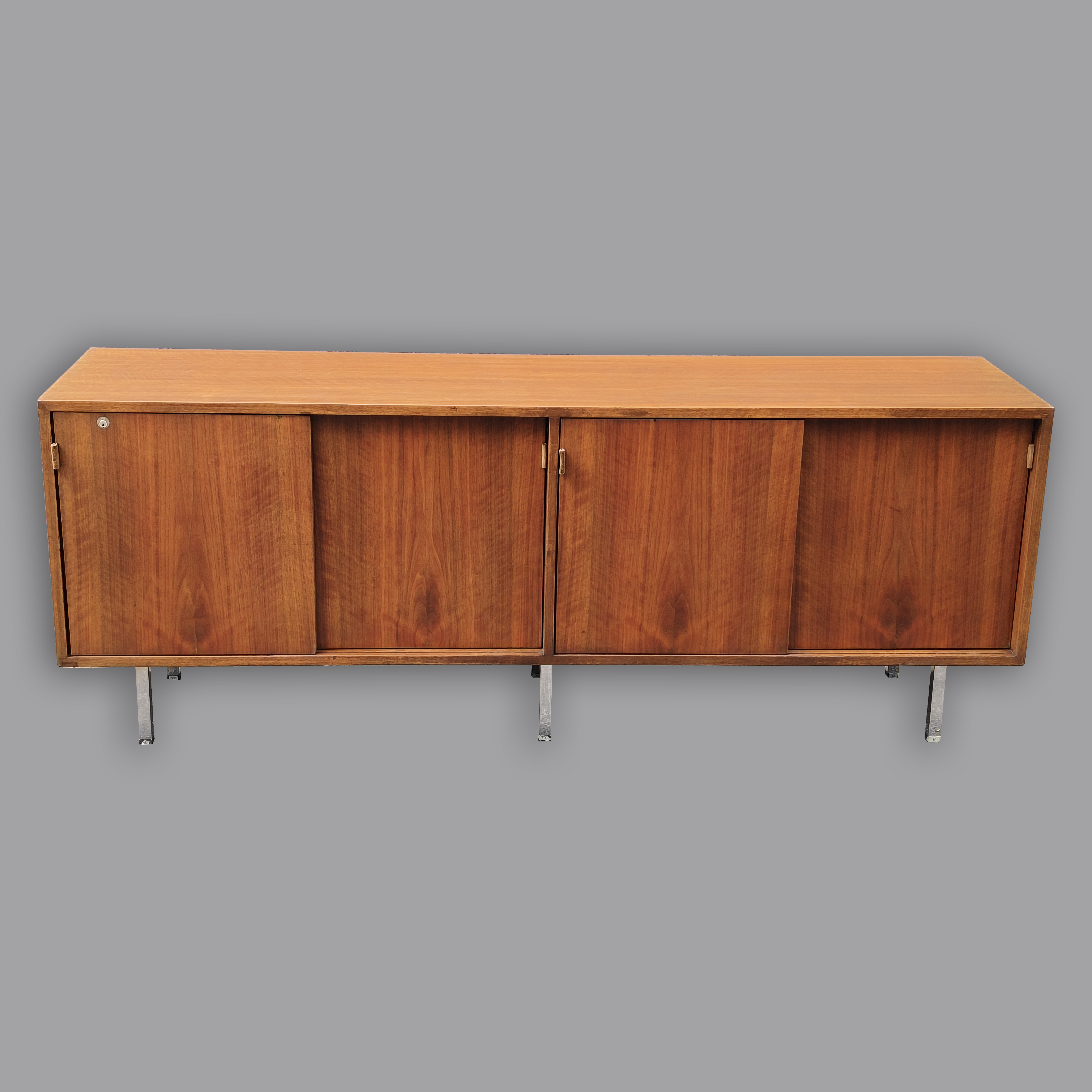 Florence Knoll para Knoll Internacional de México. Credenza modelo 541 en nogal