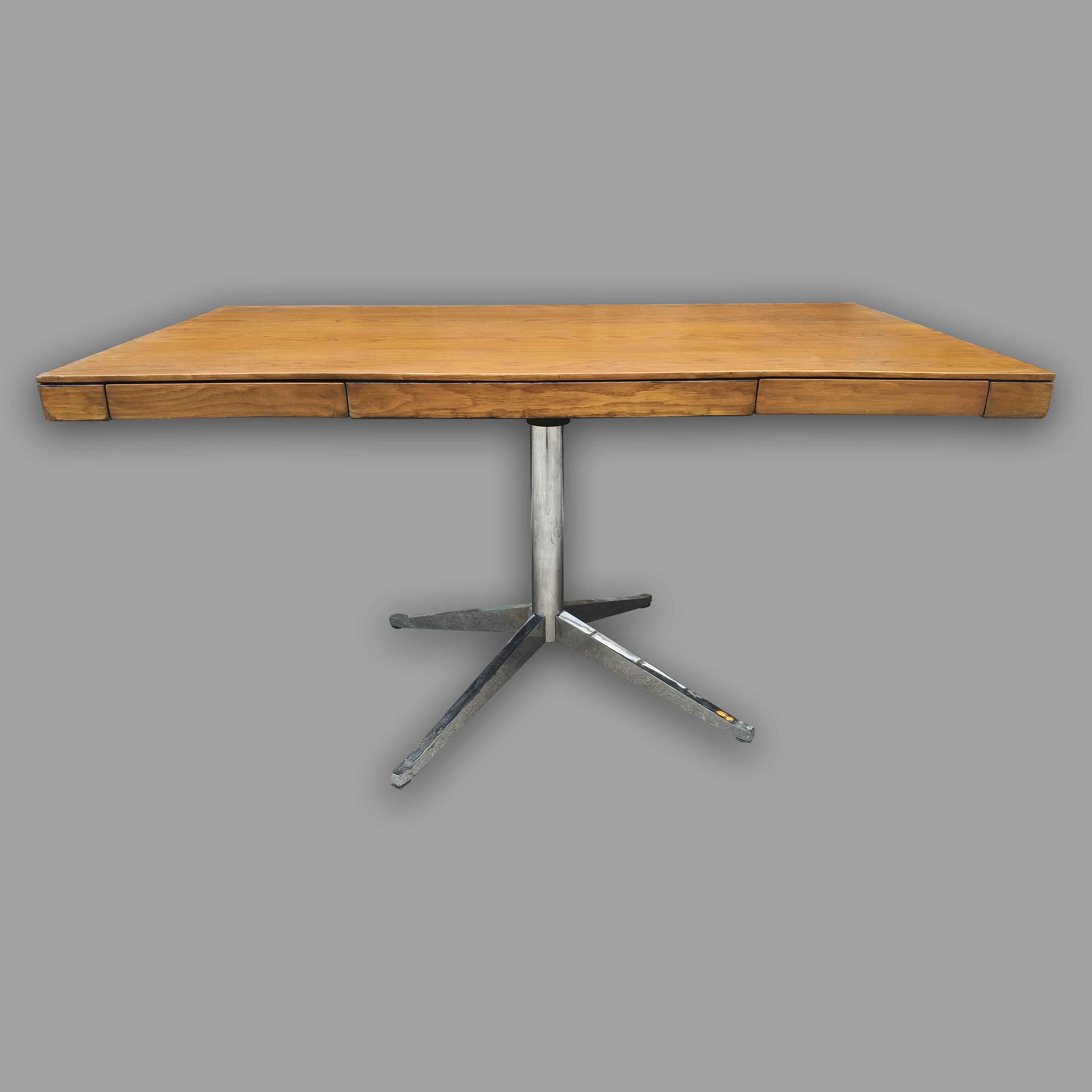 Florence Knoll para Knoll. Escritorio Partners Desk en cedro rojo y metal cromado