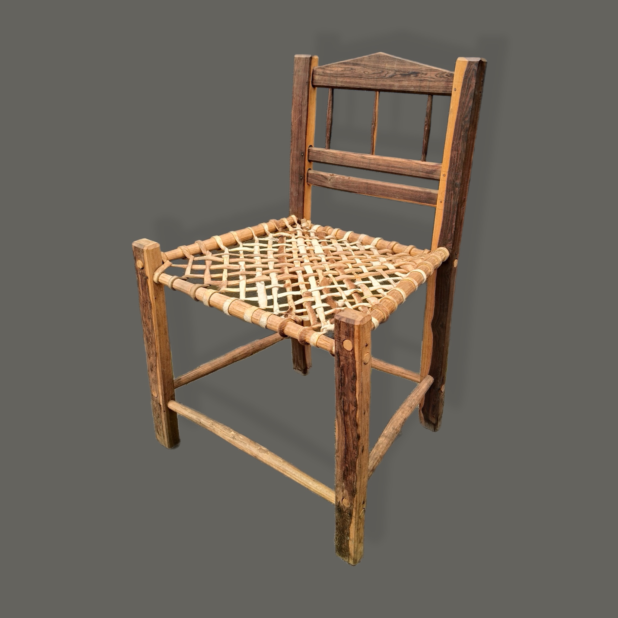 Silla de Apatzingán en madera tropical con asiento en cuero tejido