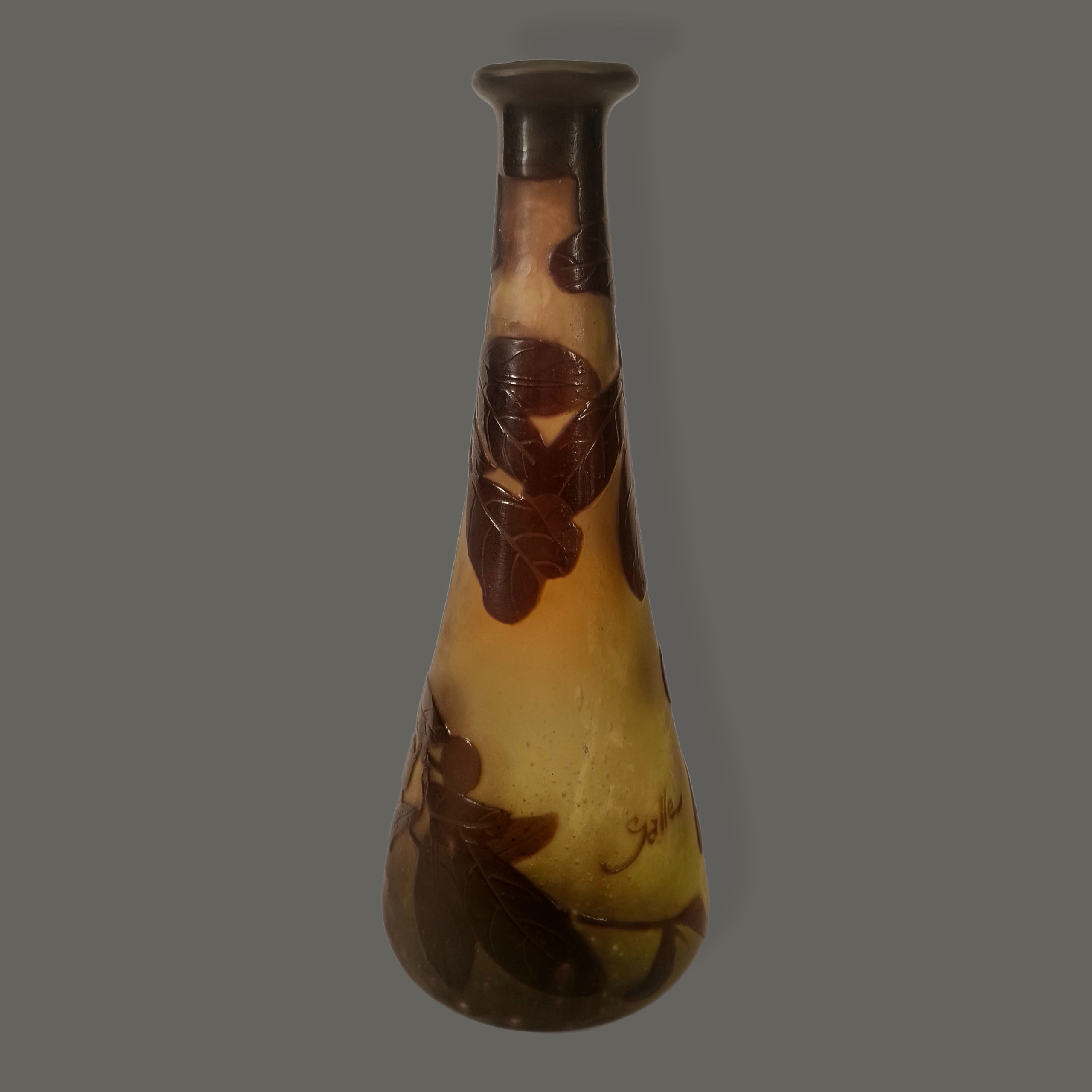 Émile Gallé. Violetero en cristal de camafeo amarillo y granate