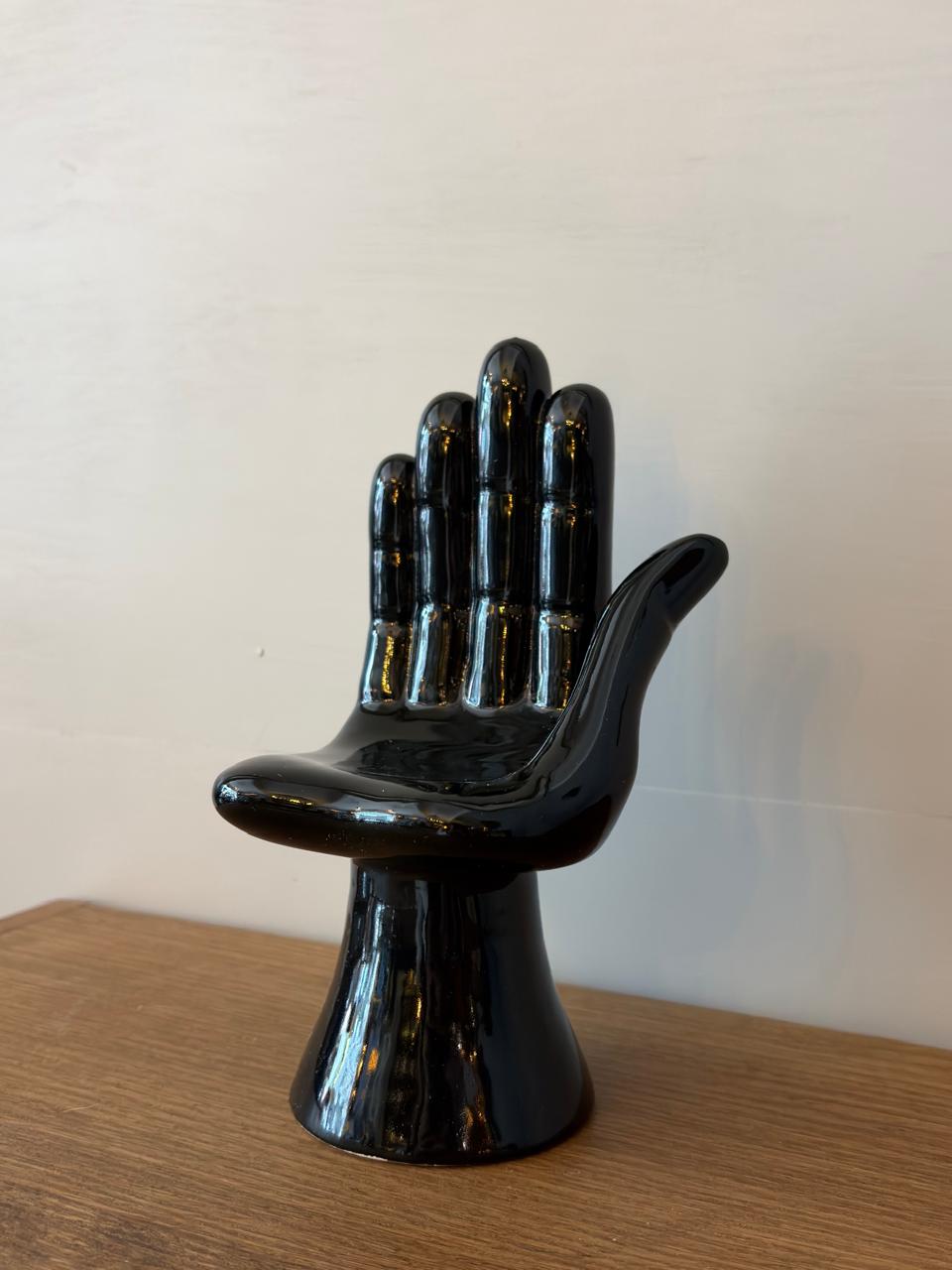Pedro Friedeberg. Mano campana 17 cm cerámica negra