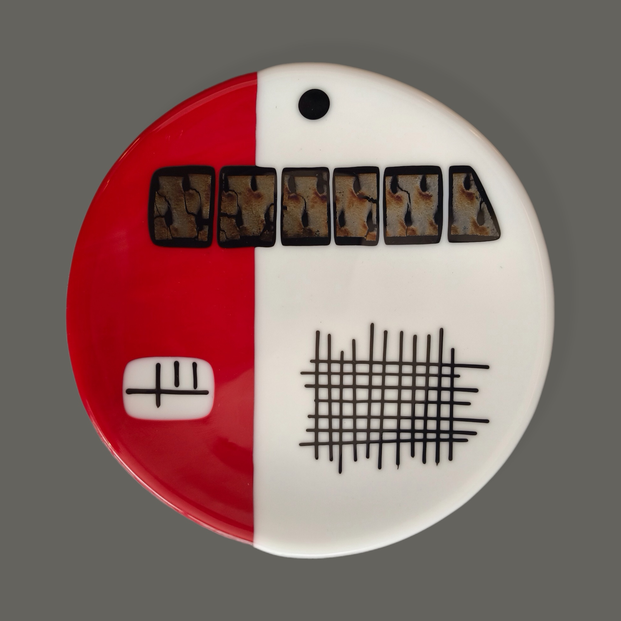 Plato estilo brutalista de vidrio en rojo y blanco
