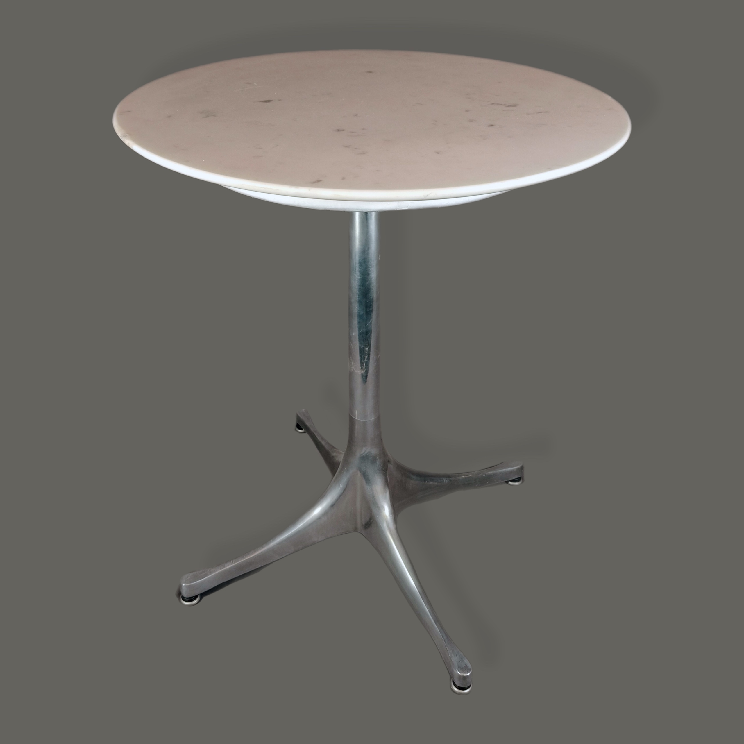 George Nelson para Herman Miller. Mesa lateral cromada con cubierta circular en mármol blanco
