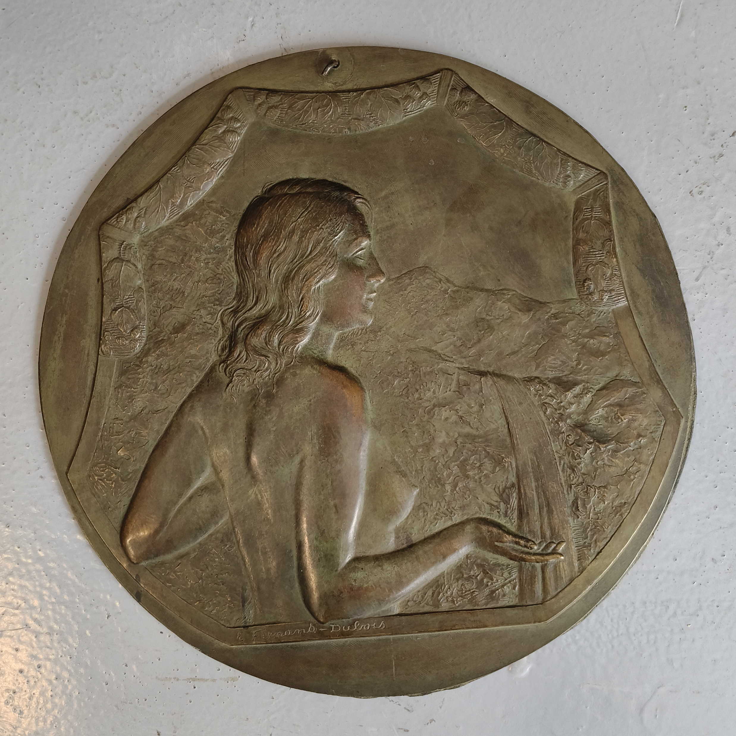 Fernand Dubois. Medallón con bañista en bronce