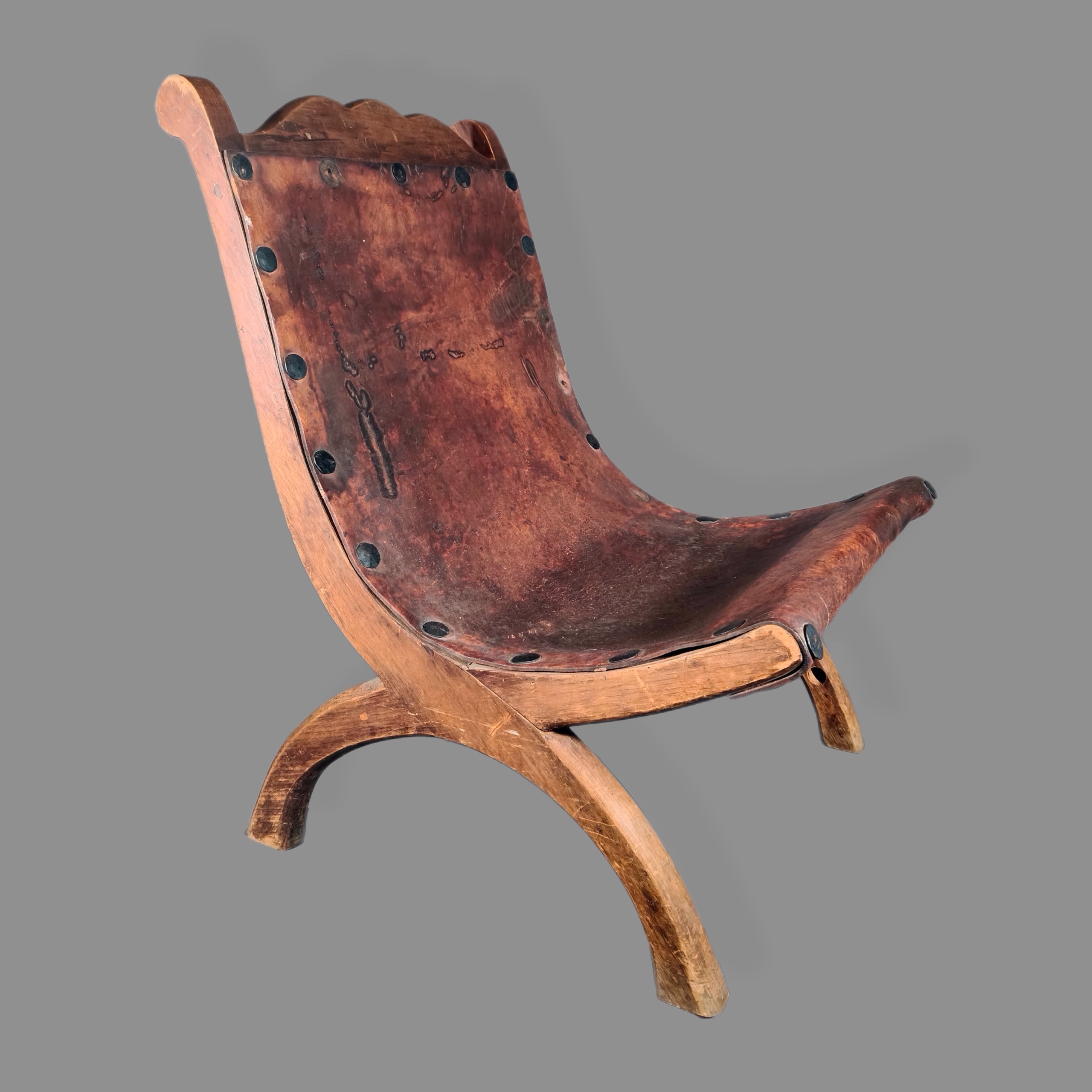 Butaque estilo Luis Barragán en madera y piel