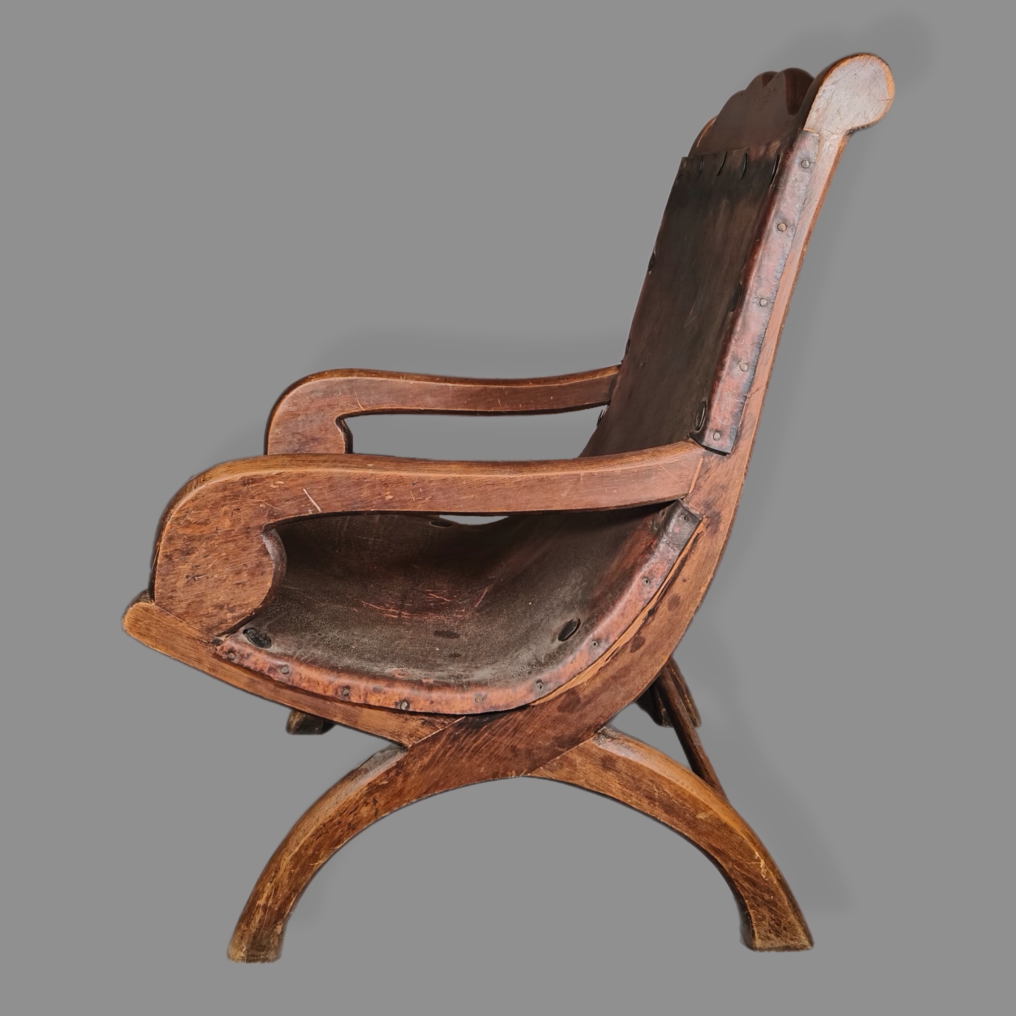 Butaque estilo Miguelito con brazos en madera y piel