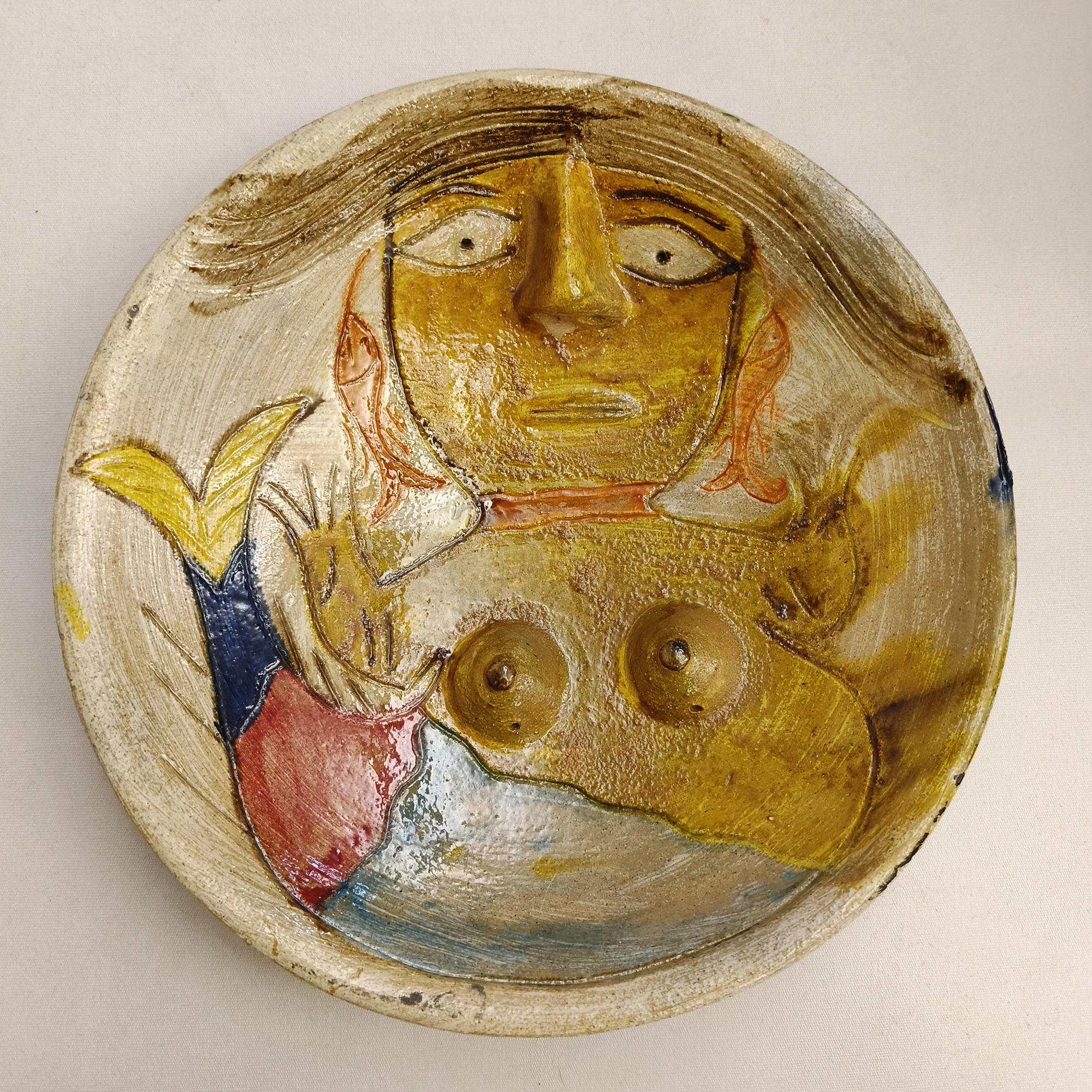 Dolores Porras. Plato con sirena en cerámica policromada