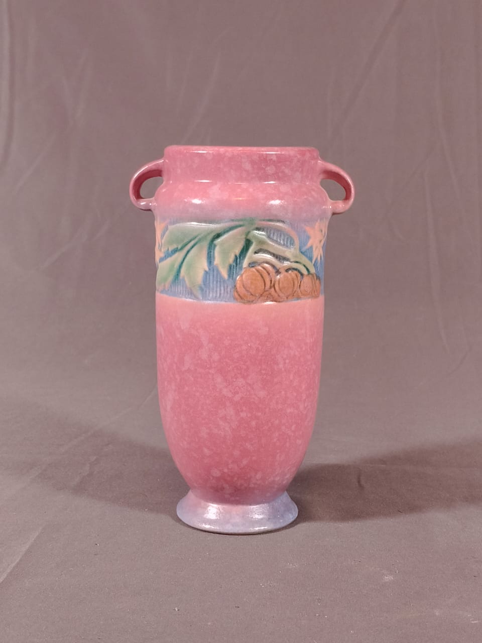 Roseville Pottery. Florero en cerámica de alta temperatura rosa de la línea Baneda
