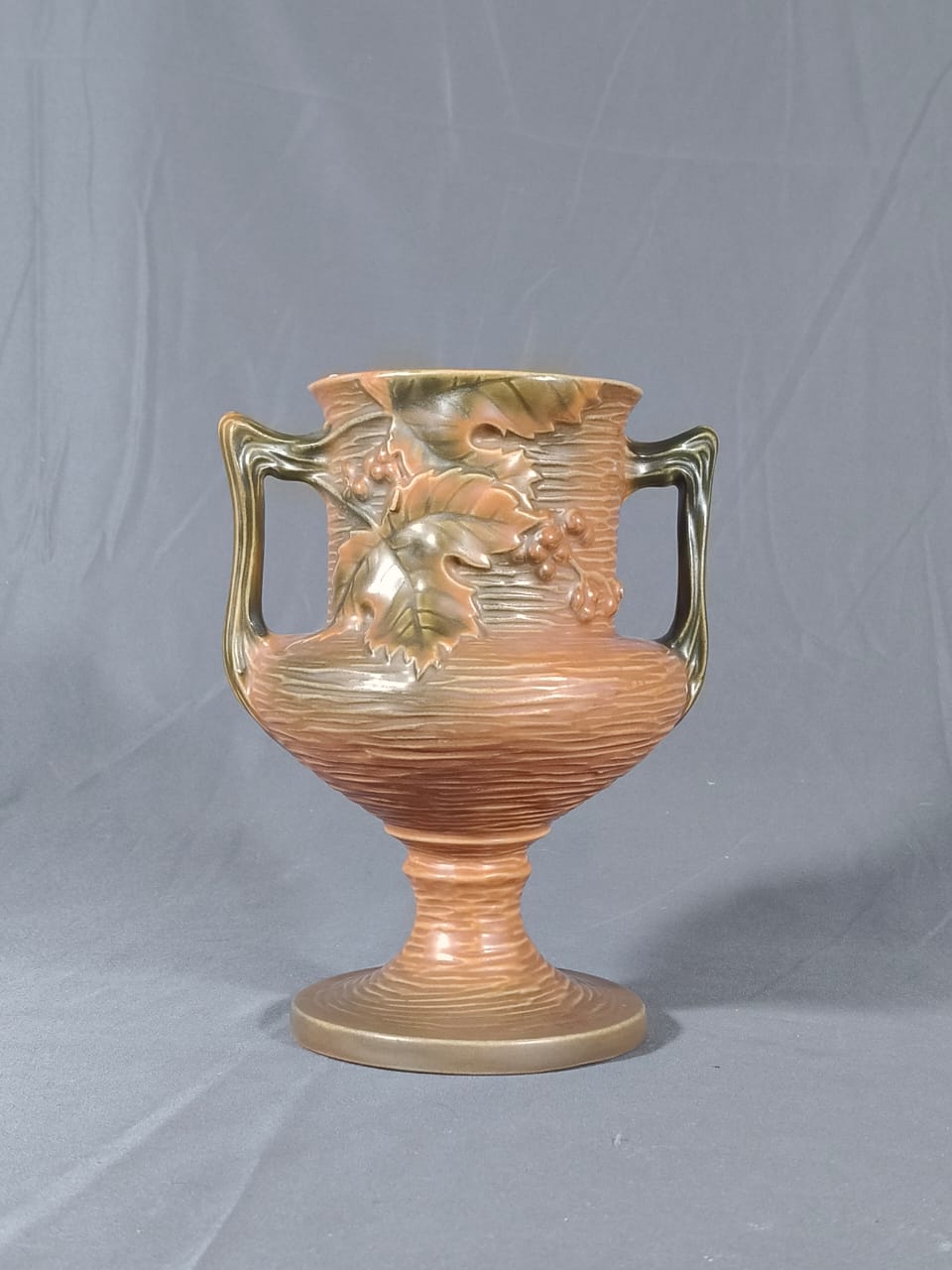 Roseville Pottery. Jarrón en cerámica de alta temperatura de la línea Bushberry