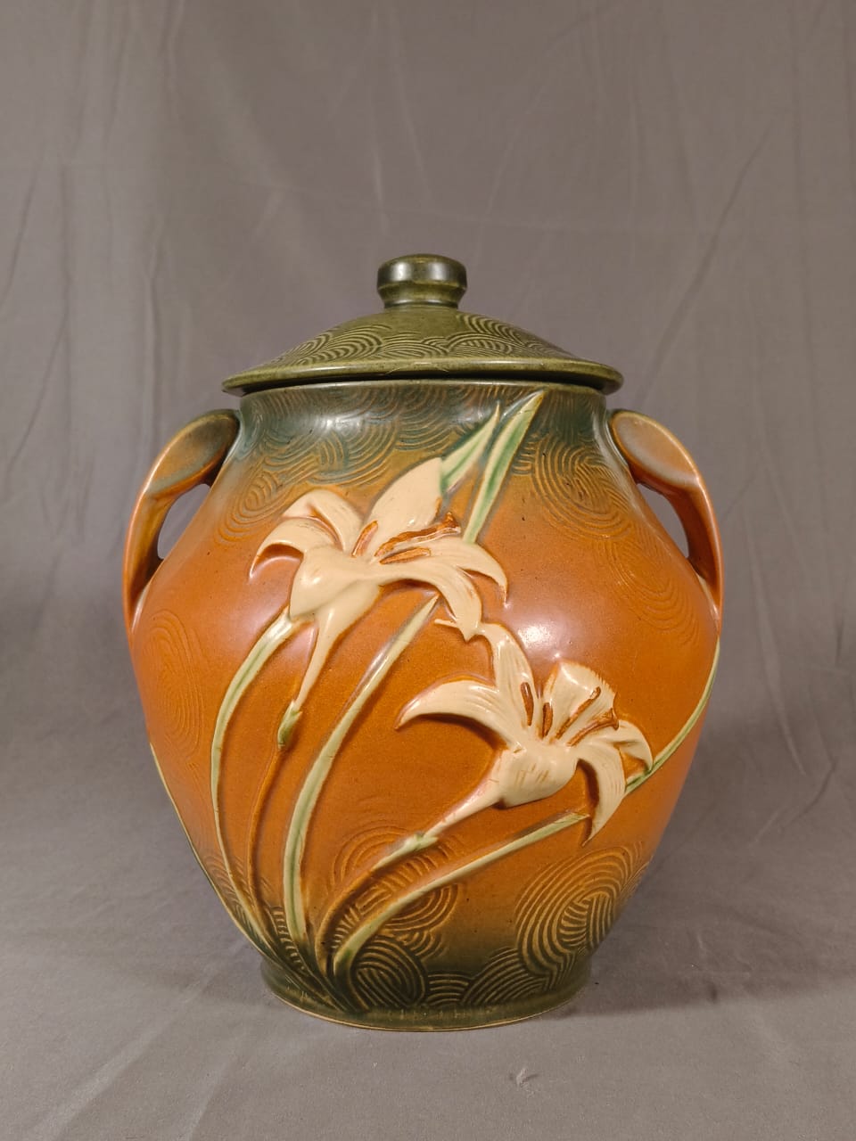 Roseville Pottery. Vasija en cerámica de alta temperatura de la línea Zephyr Lily en sienna con verde