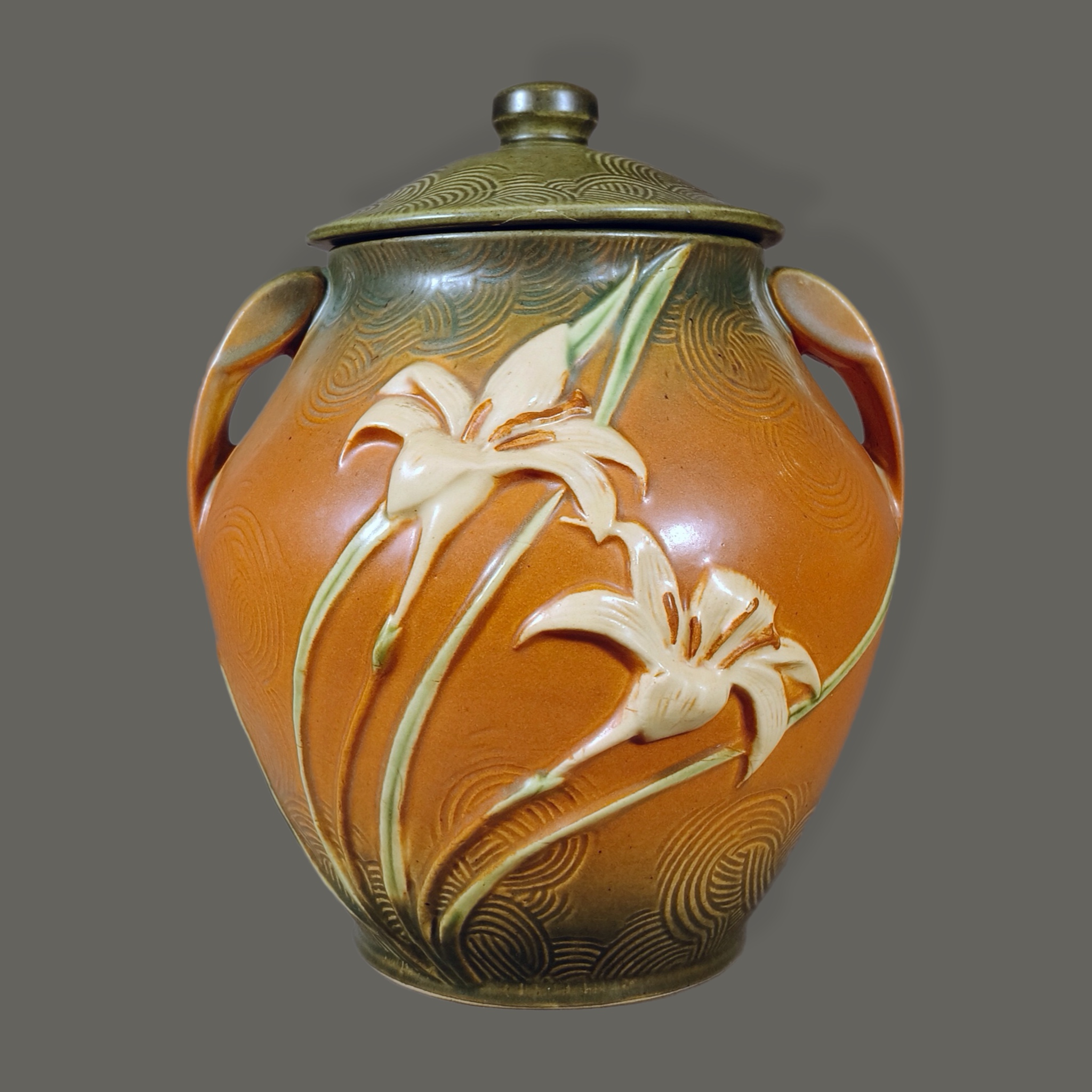 Roseville Pottery. Vasija en cerámica de alta temperatura de la línea Zephyr Lily en sienna con verde