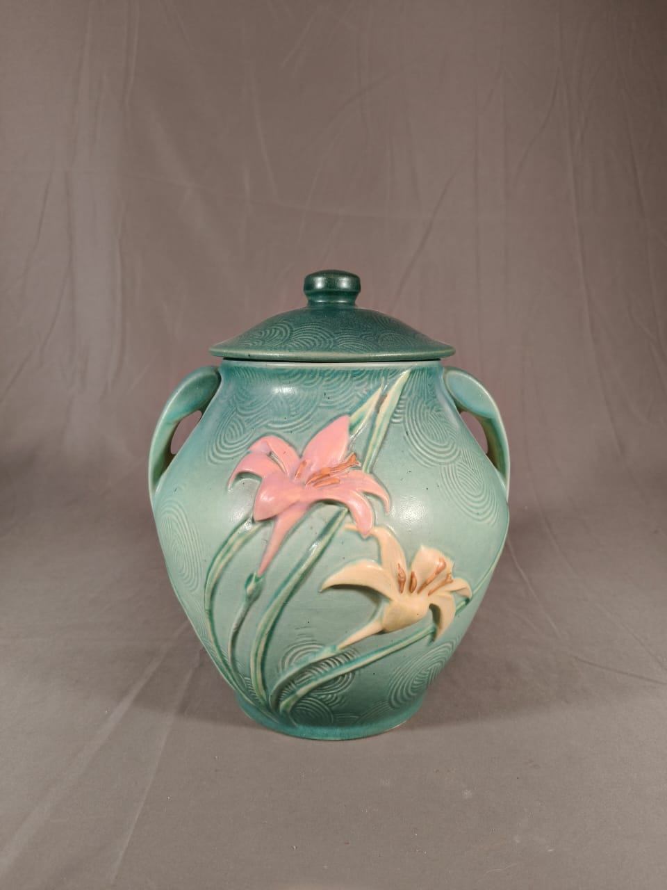 Roseville Pottery. Vasija en cerámica de alta temperatura de la línea Zephyr Lily en azul