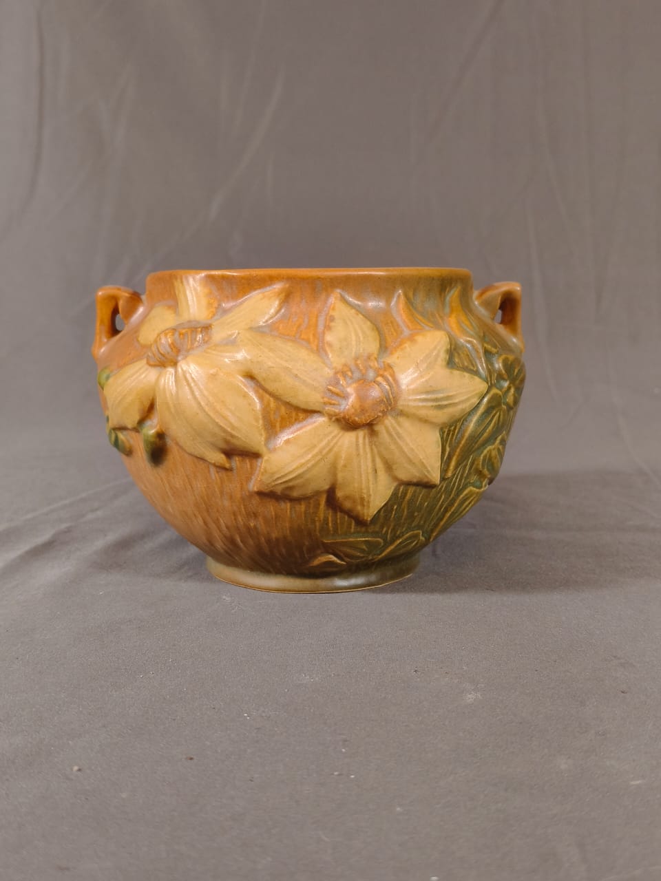 Roseville Pottery. Vasija en cerámica de alta temperatura de la línea Clematis en sienna