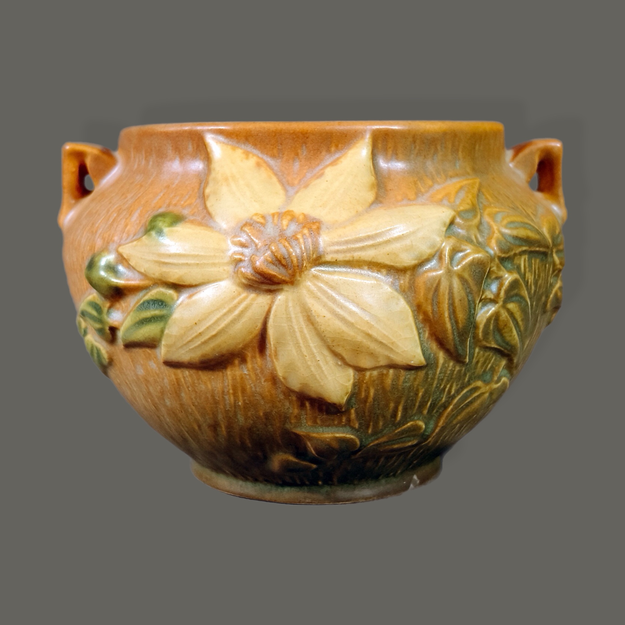 Roseville Pottery. Vasija en cerámica de alta temperatura de la línea Clematis en sienna
