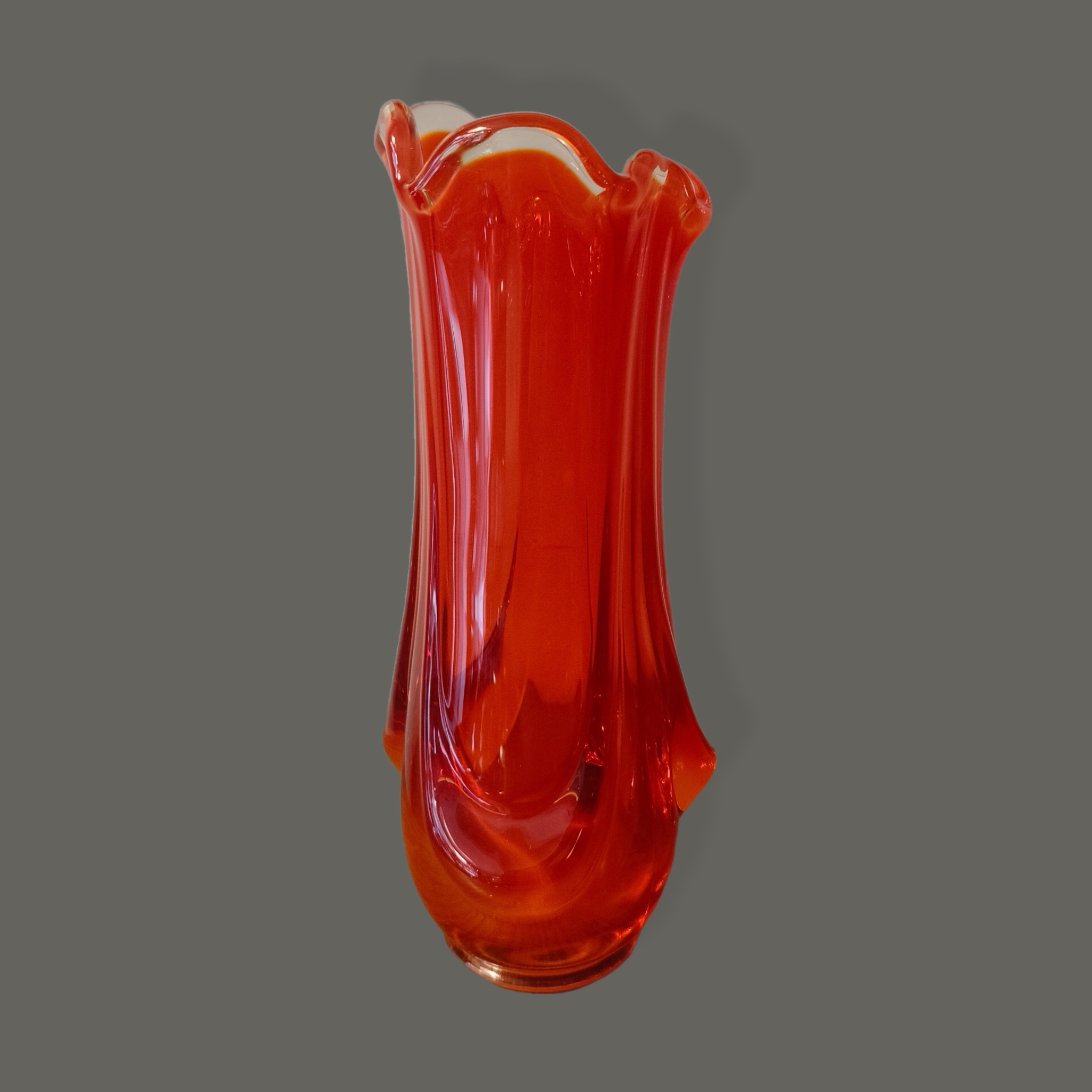 Viking Glass. Florero de diseño organico en cristal rojo