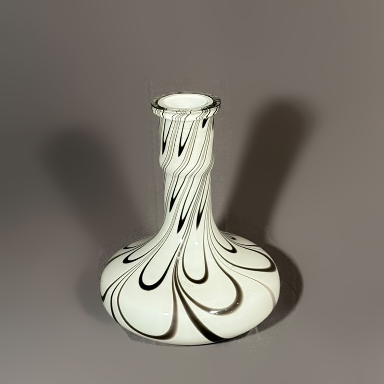 Florero de cristal contemporáneo en blanco con líneas onduladas negras