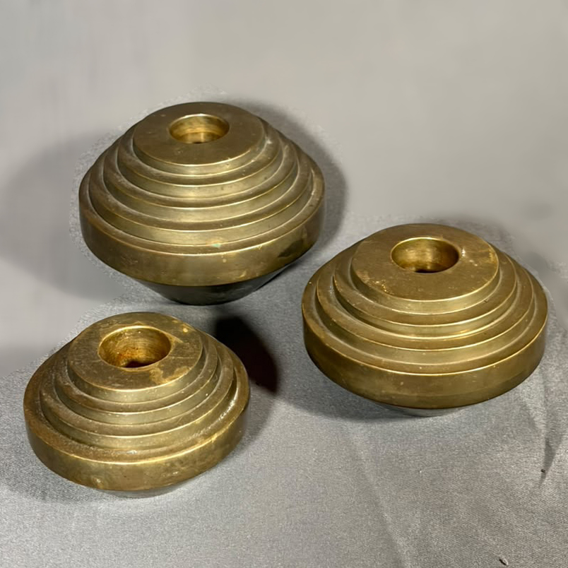 Set de tres candeleros en bronce