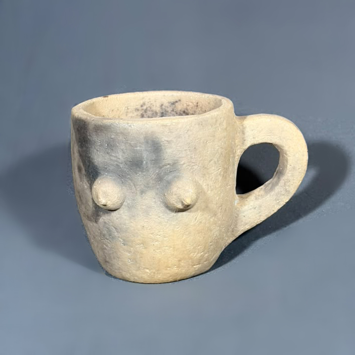 Taza de cerámica con diseño de busto femenino