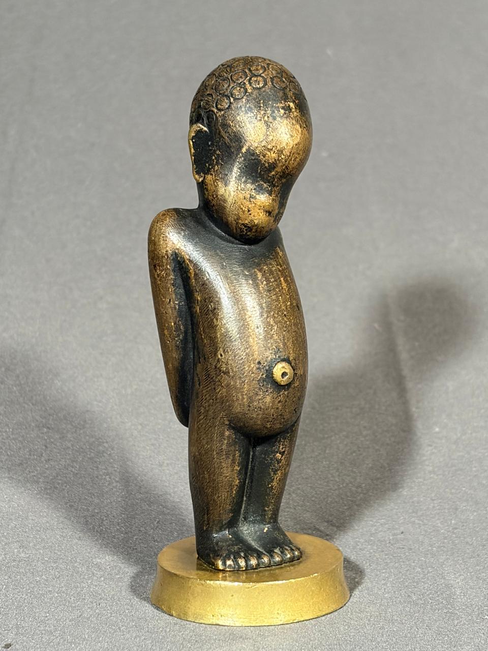 Karl Hagenauer. Niño aficano en bronce sobre base con sello y firma