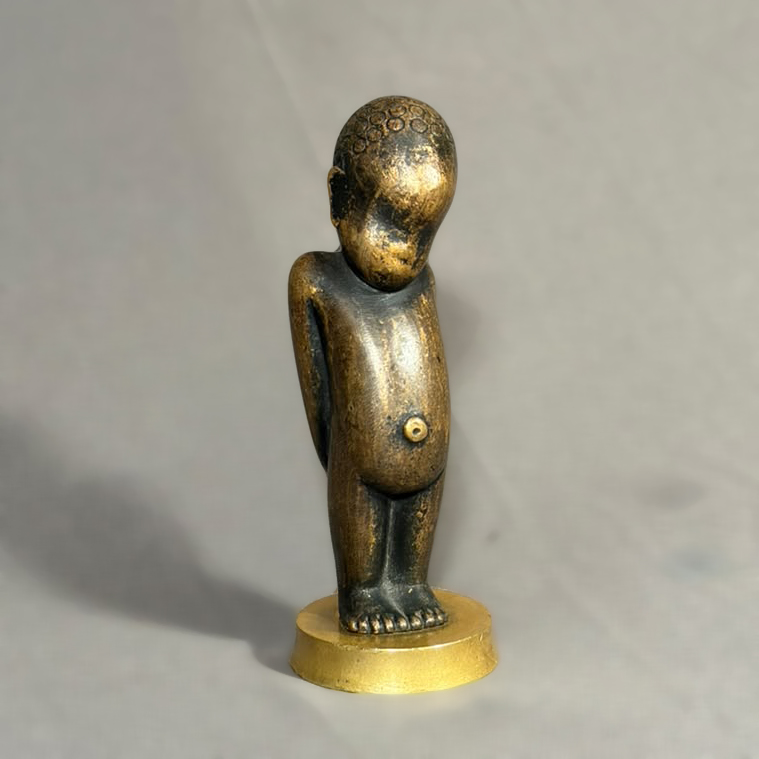 Karl Hagenauer. Niño aficano en bronce sobre base con sello y firma