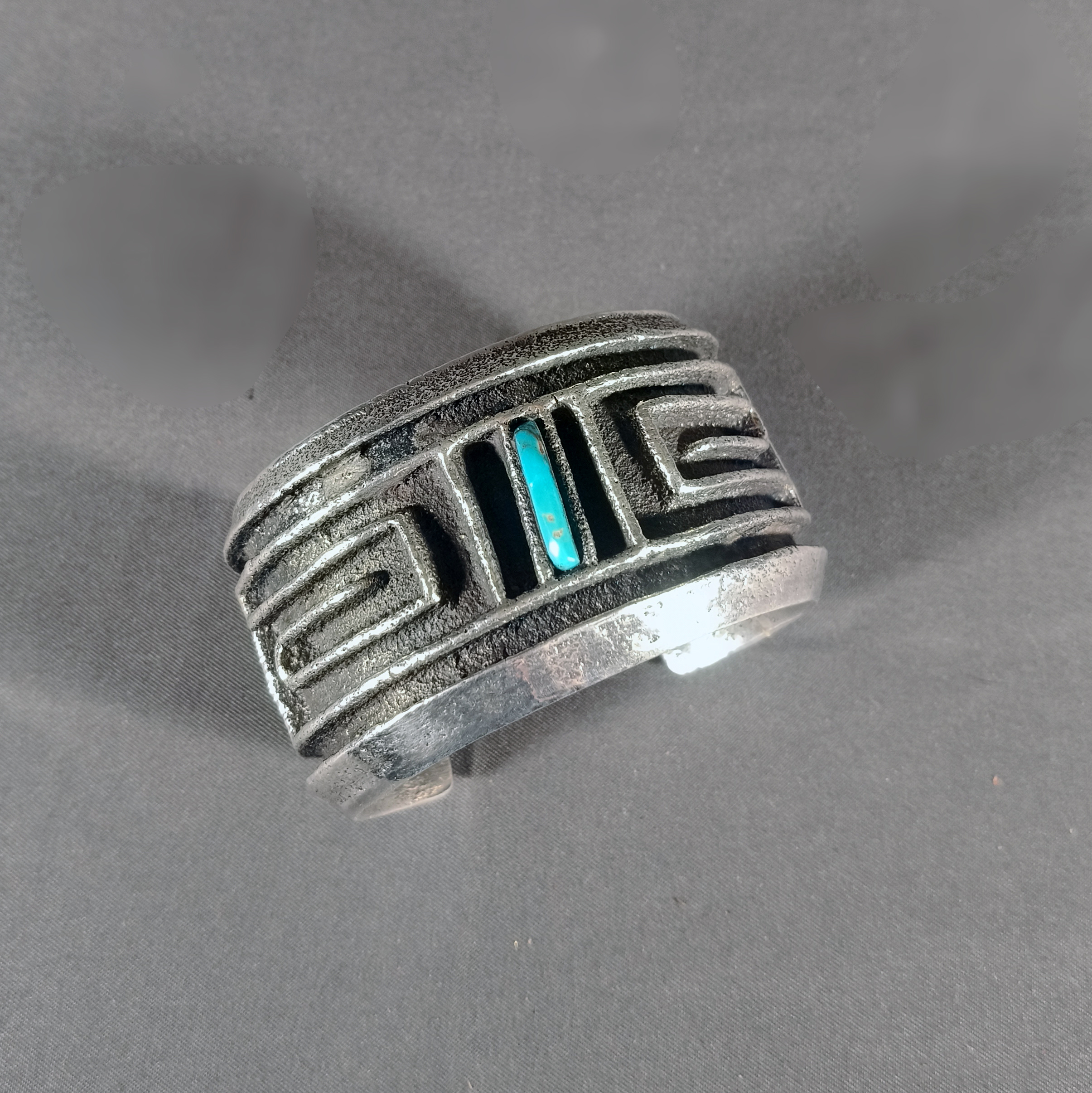 Preston Monongye. Pulsera Hopi en plata con una piedra turquesa