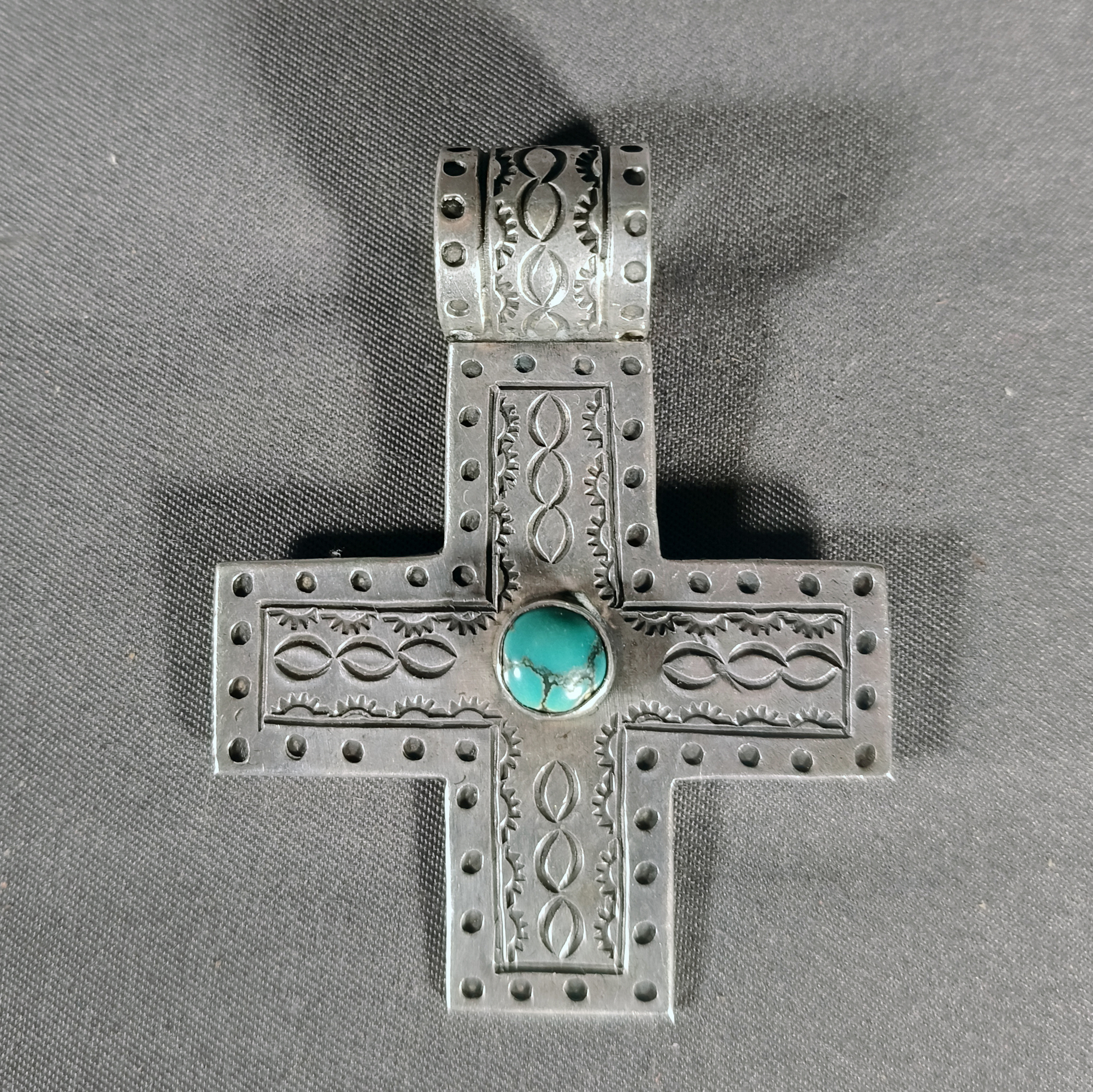 Darrell Dawes. Cruz con turquesa Navajo