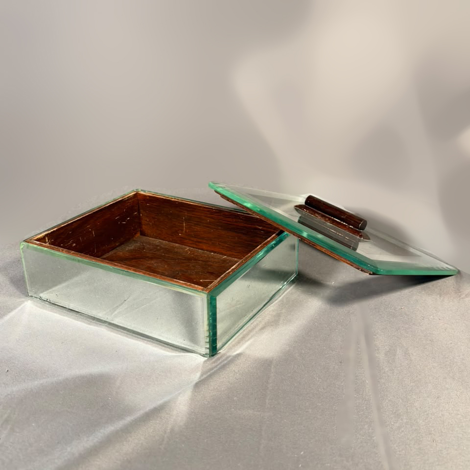Caja de madera con exterior de espejos